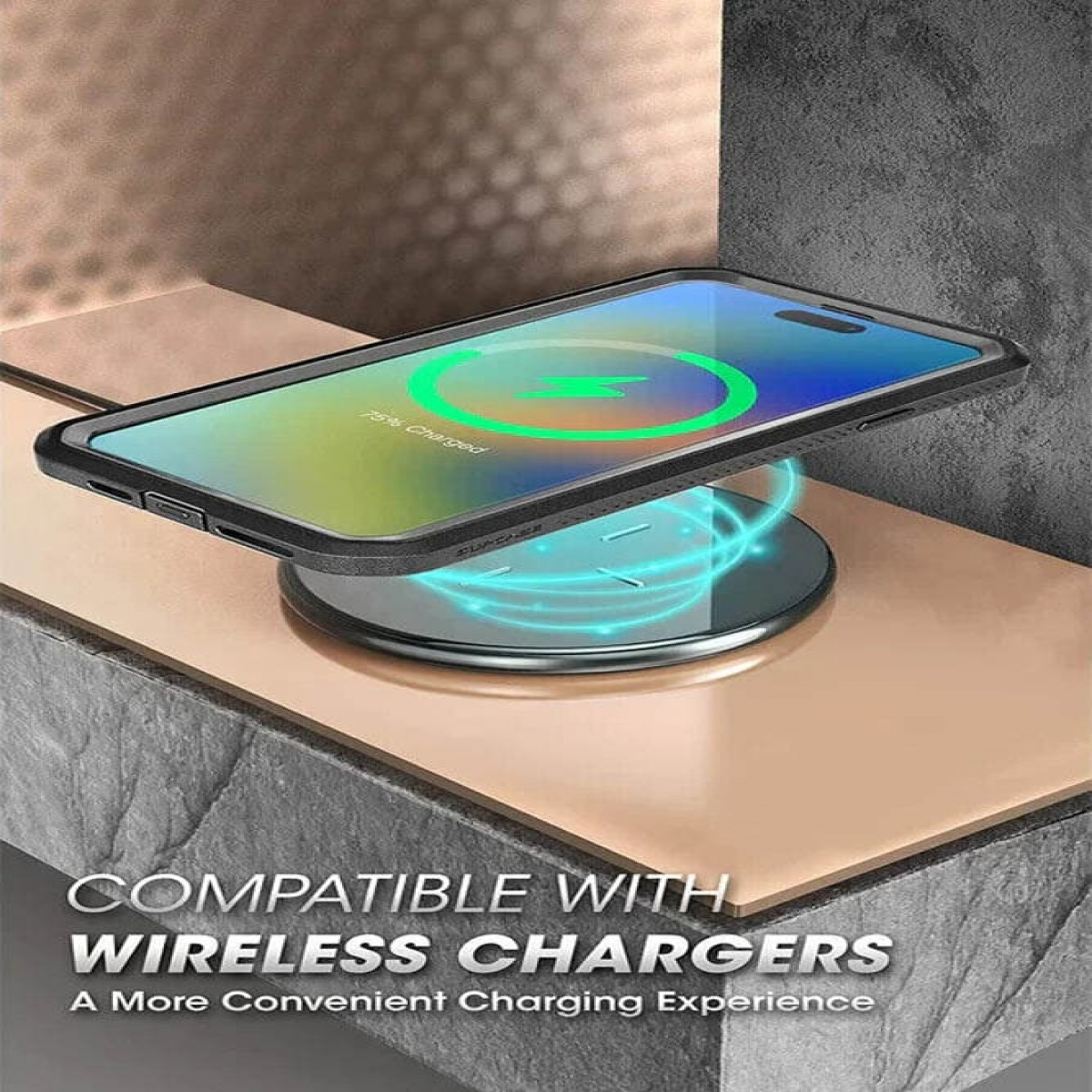 Telefono su caricatore wireless. Il telefono ha una custodia e si sta caricando. Sfondo metallico.