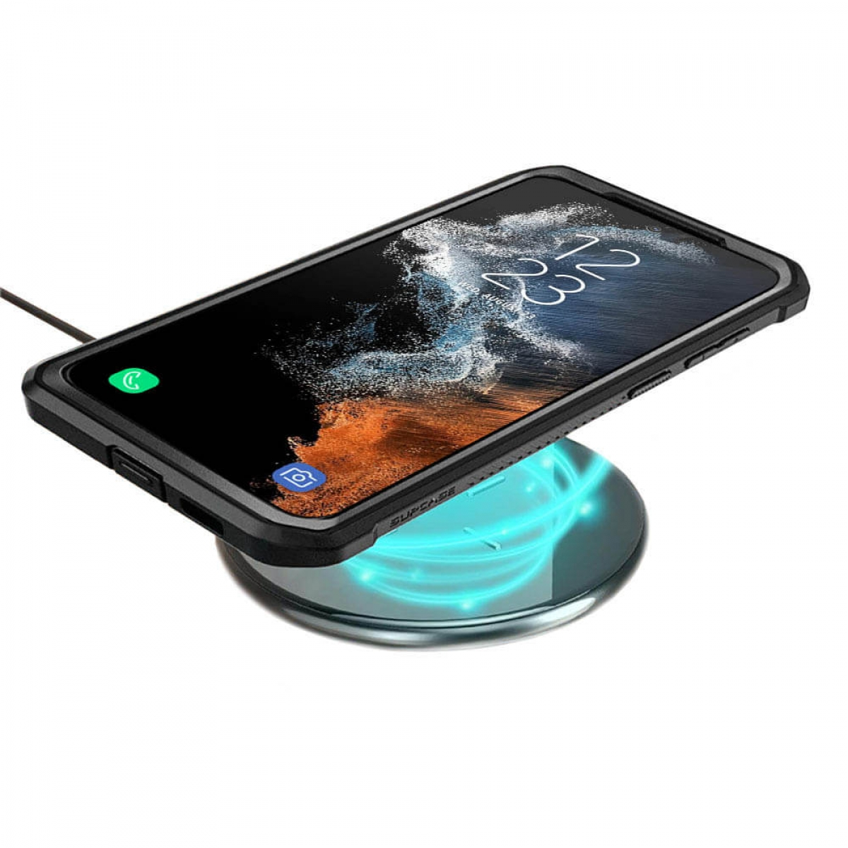 Telefon in einer schwarzen Hülle auf einem kabellosen Ladegerät. Das Ladegerät strahlt blaues Licht aus.