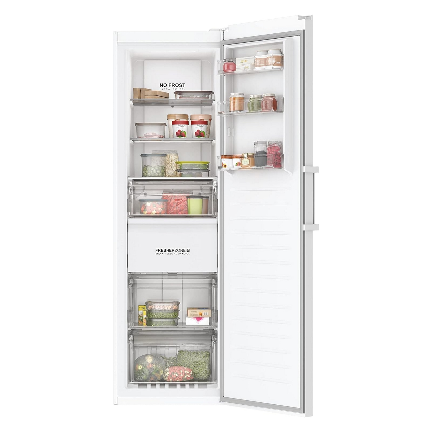 Frigorifero bianco aperto, pieno di alimenti in contenitori trasparenti. Etichetta no frost.