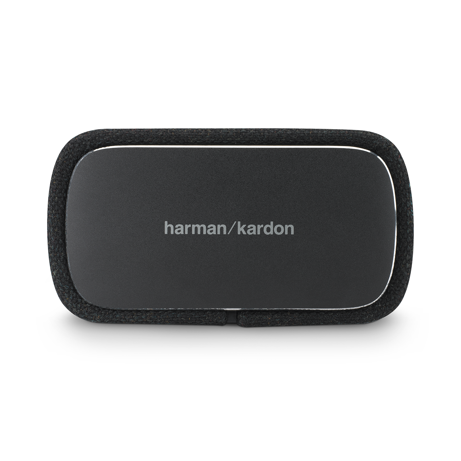 Un altoparlante nero Harman/Kardon. Corpo nero con scritta bianca 'harman/kardon'.