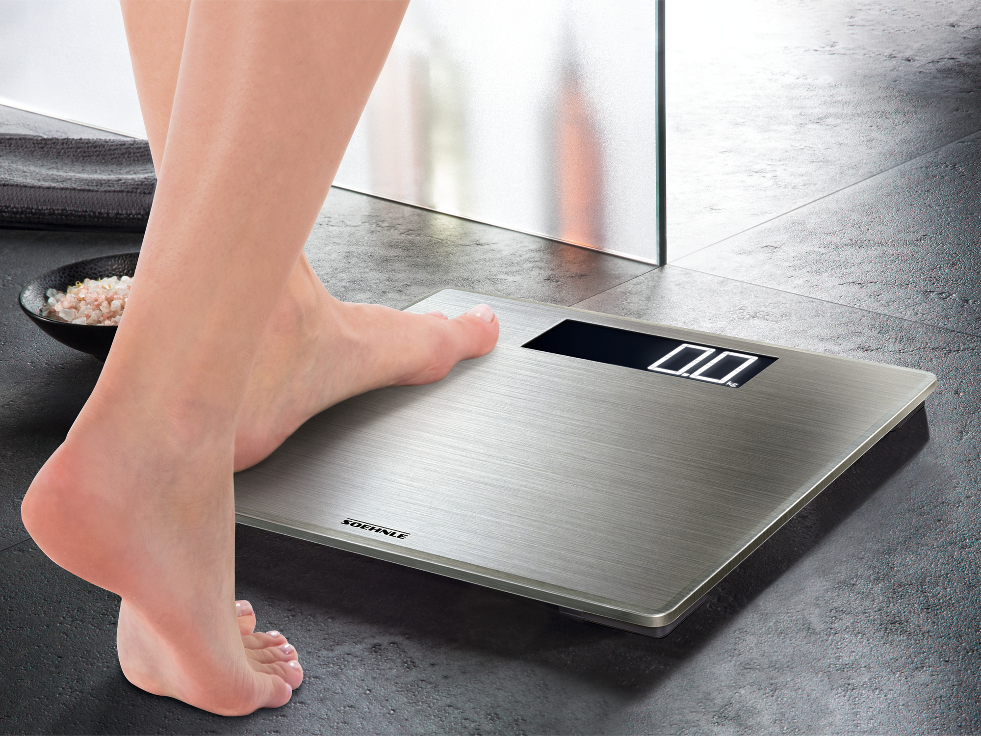 Stopa na wadze cyfrowej, pokazująca wagę 0,0 kg.