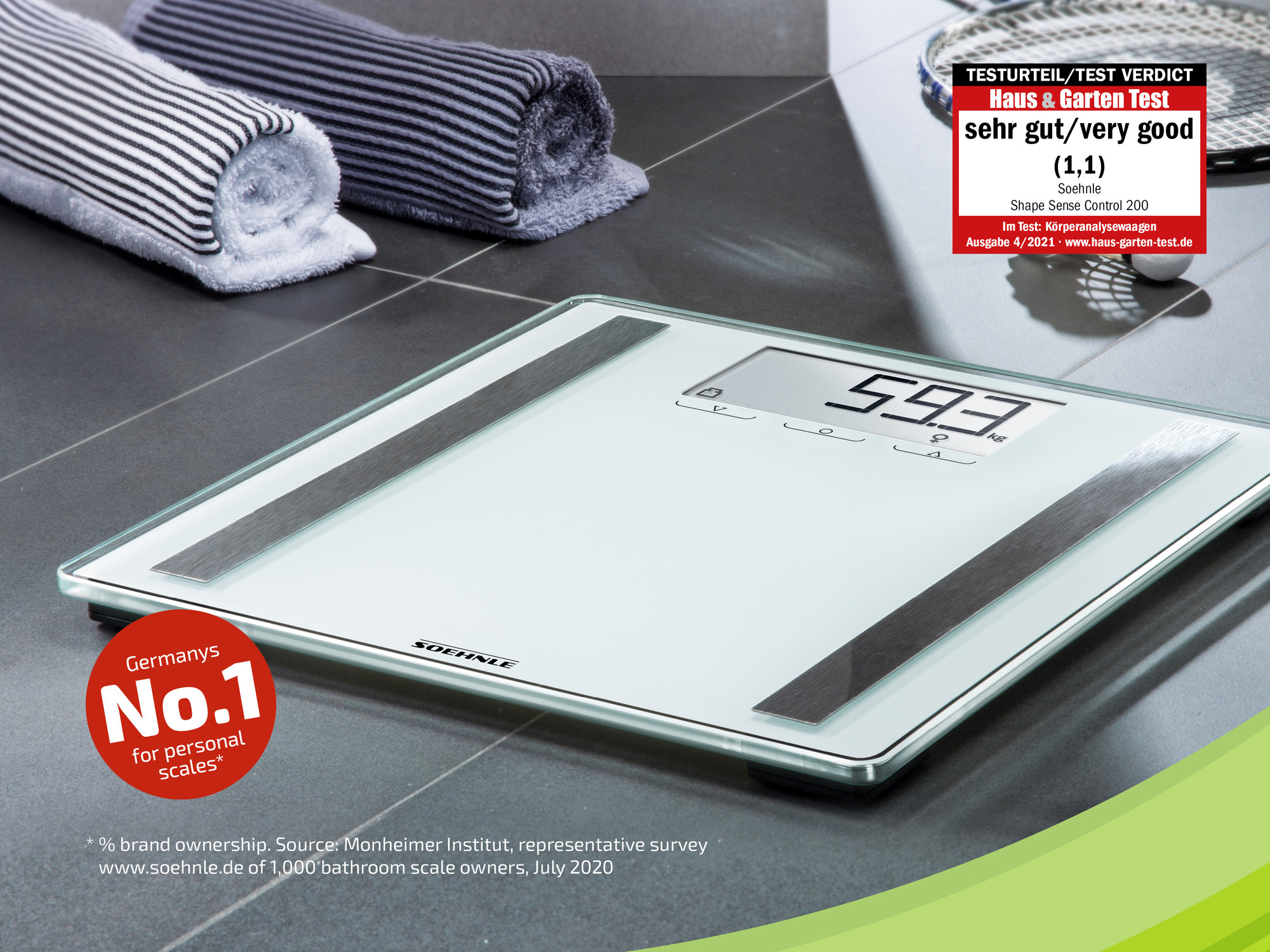 Waga cyfrowa. Biała waga cyfrowa ze szklanym blatem. Ekran pokazuje 59,3 kg. Nakładka tekstowa.