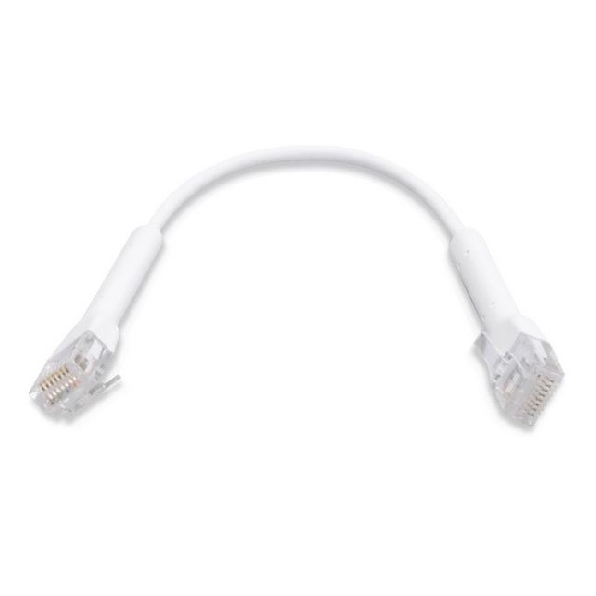 Cavo Ethernet bianco con connettori trasparenti a ciascuna estremità. Il cavo è curvo. Lo sfondo è bianco.