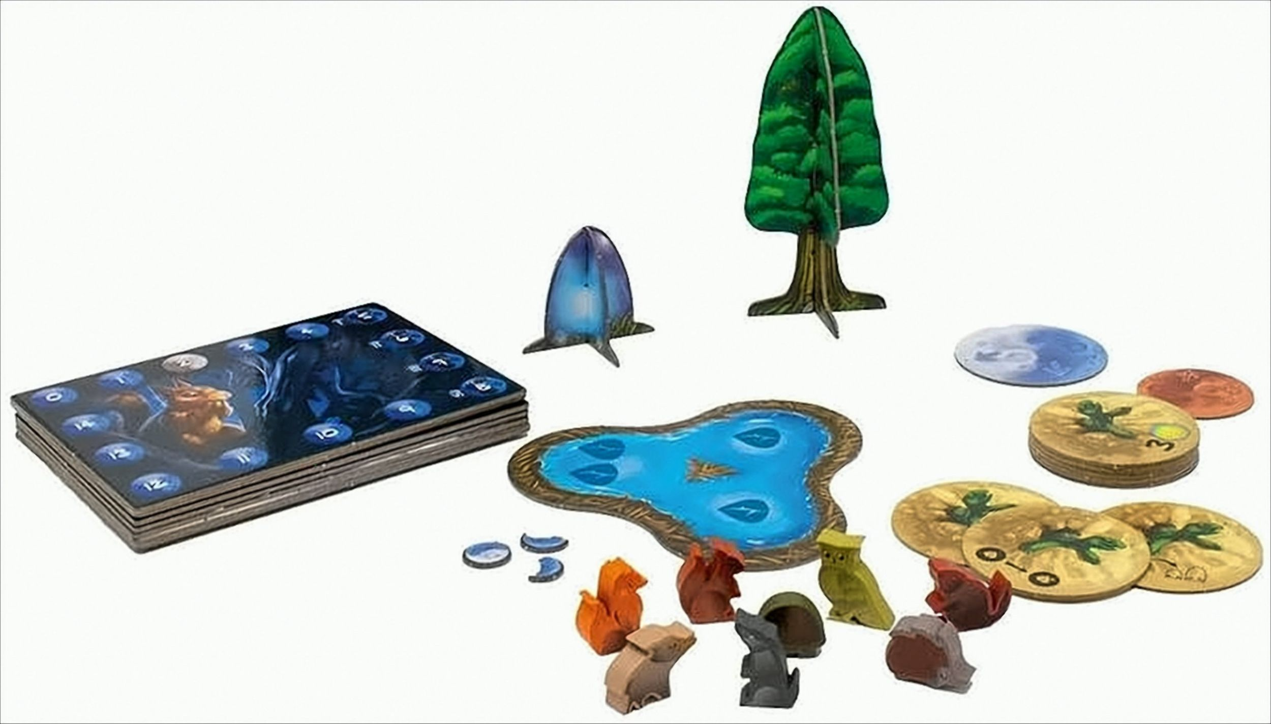 Brettspiel-Setup mit Karten, Spielsteinen und hölzernen Eichhörnchenfiguren.