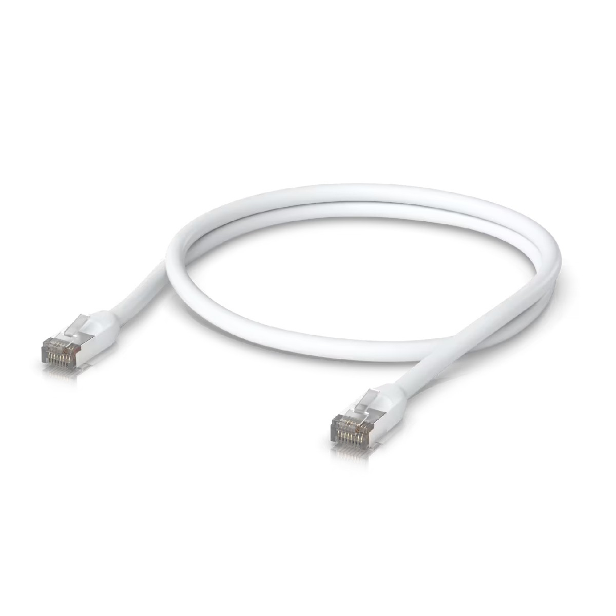 Biały kabel Ethernet z wtyczkami na obu końcach, leżący na białej powierzchni.