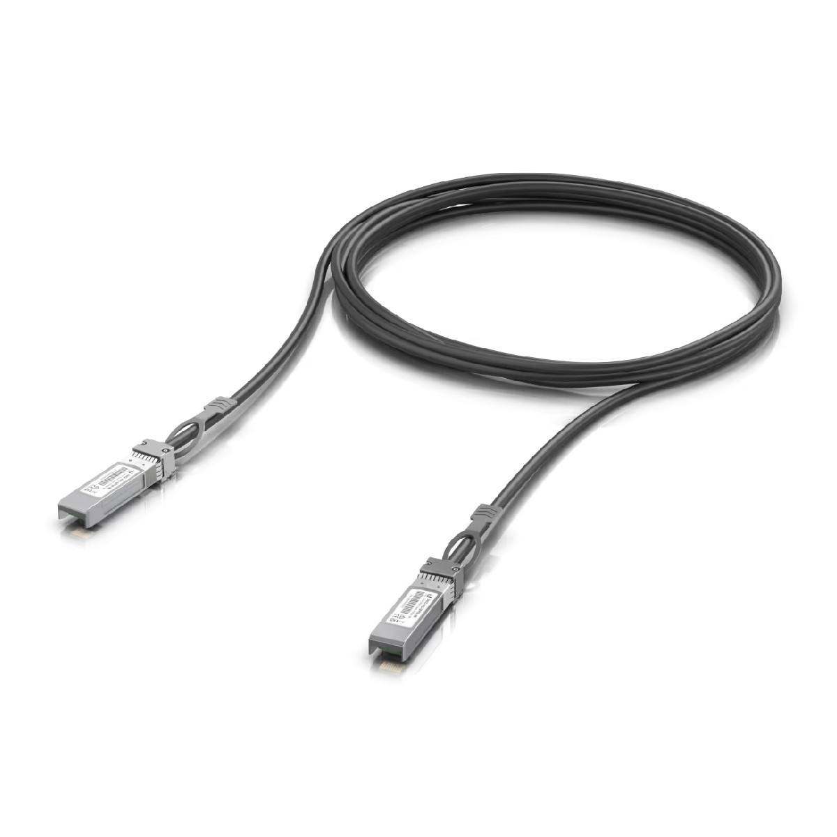 Czarny kabel sieciowy z dwoma szarymi złączami na białym tle.