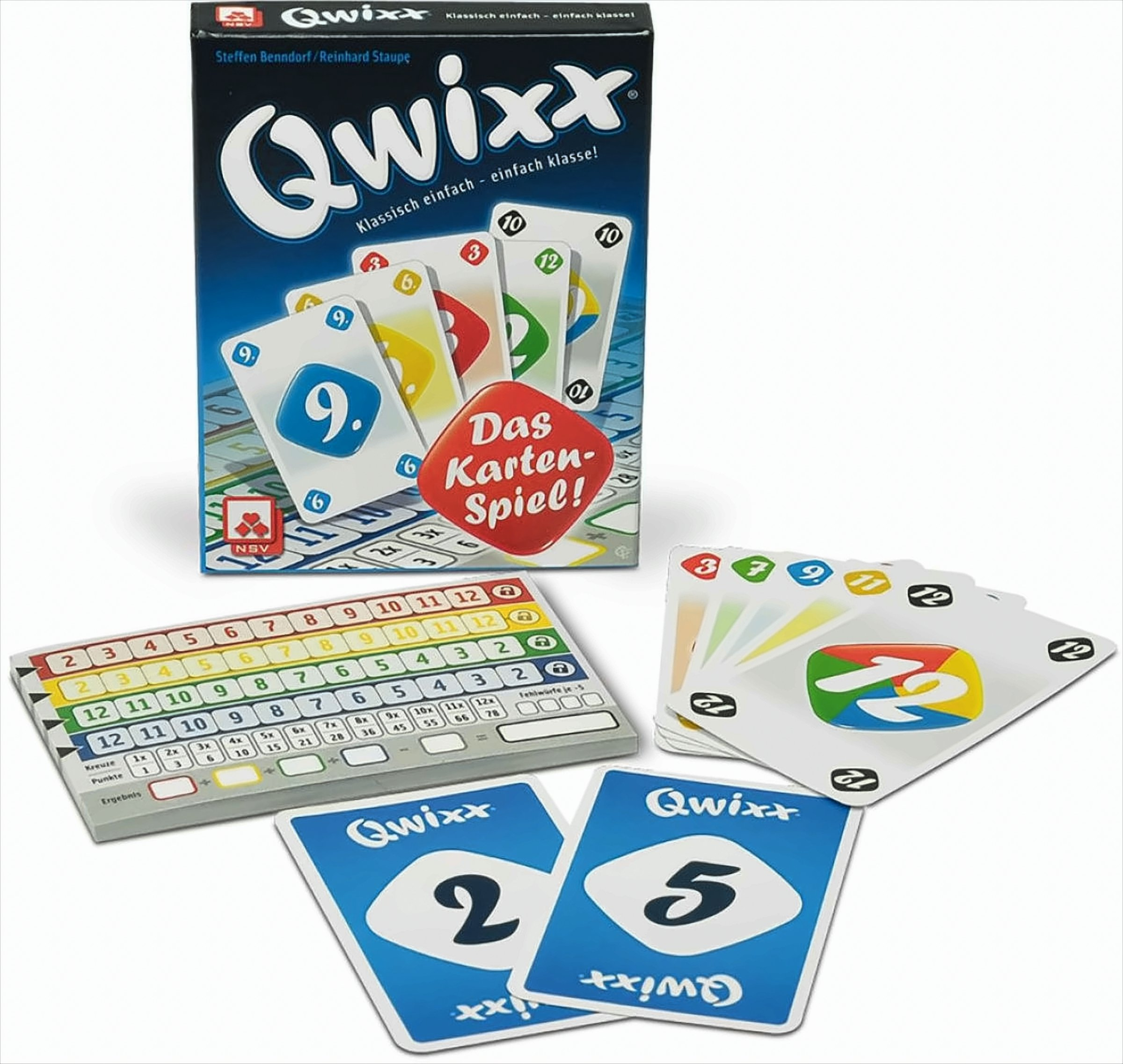 QWIXX Brettspielbox mit Karten und Punktezähler. Karten zeigen Zahlen und Farben. Der Hintergrund ist weiß.
