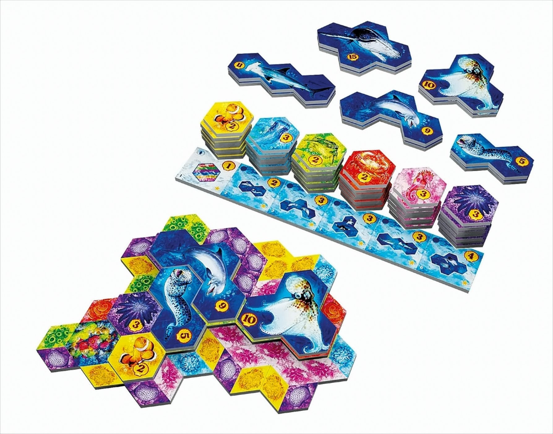 Brettspiel mit sechseckigen Kacheln von Meeresbewohnern und Spielfläche.