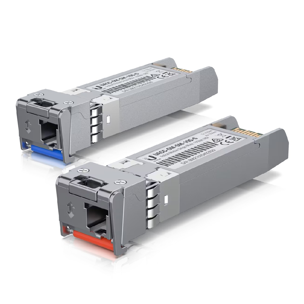 Due moduli SFP argentati. Hanno l'etichetta UCG-SM-10G-S e connettori con codice colore.