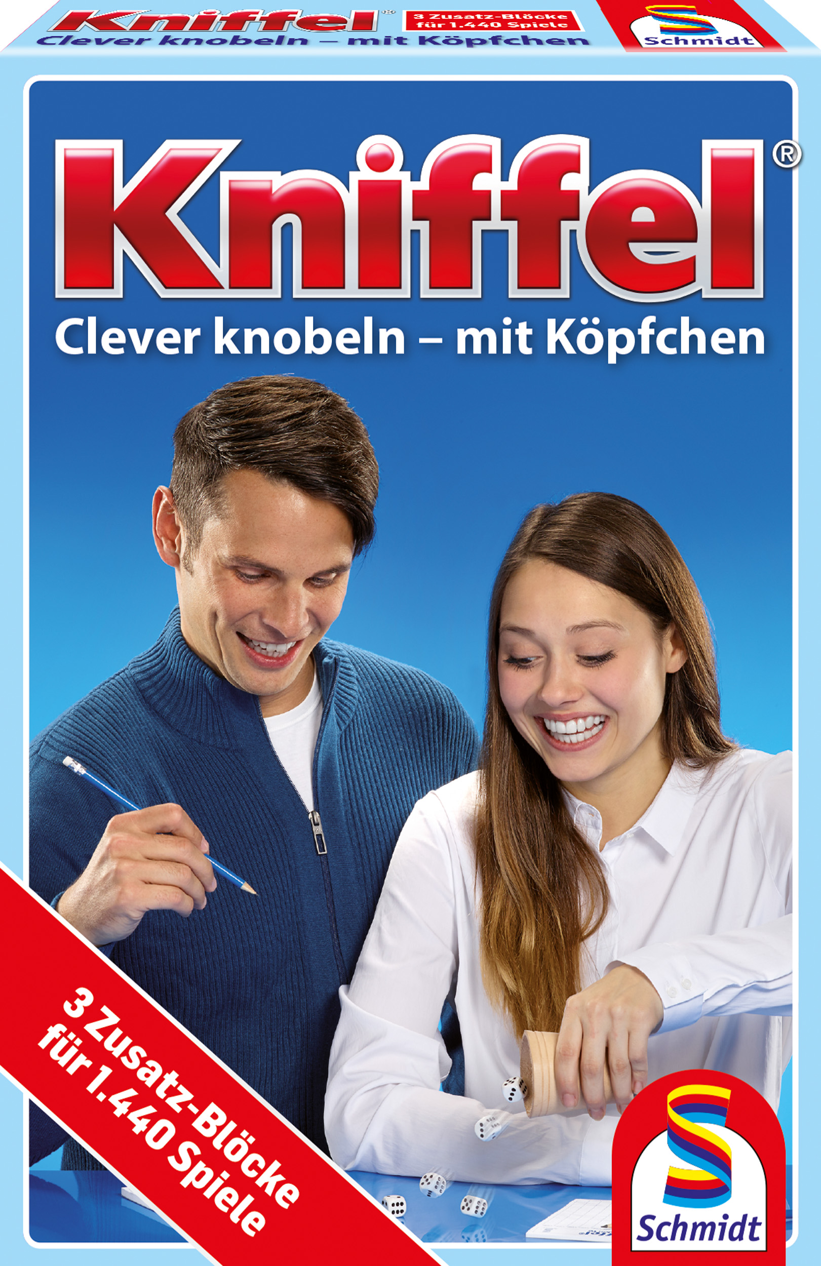 Zwei Personen spielen Kniffel, mit Würfeln und Spielbox, lächelnd in die Kamera.