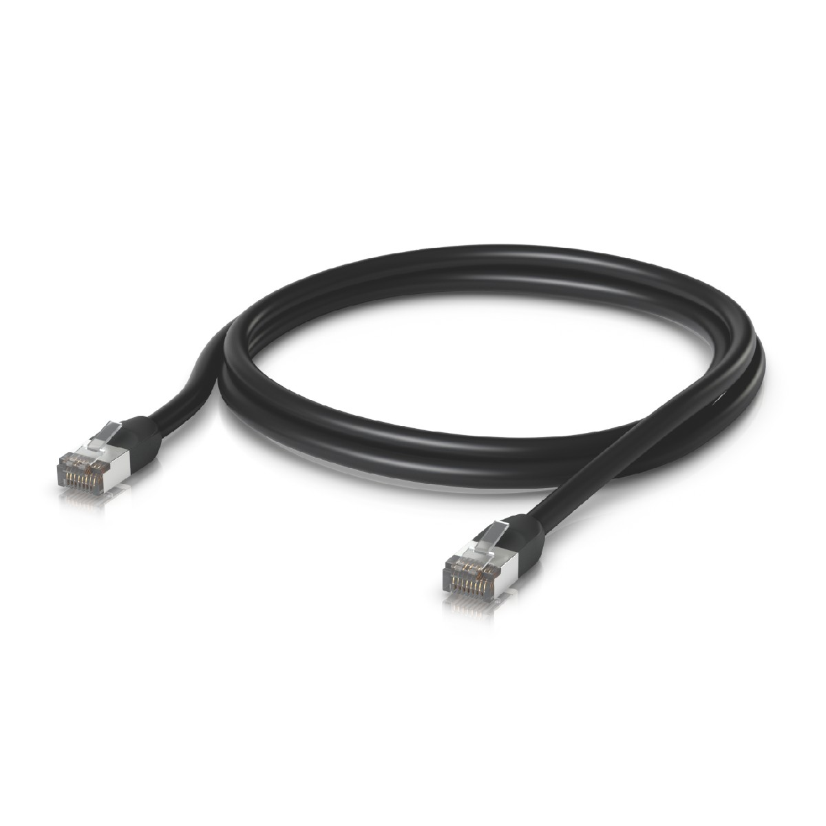 Un cavo di rete nero con connettori argentati su sfondo bianco, che forma un anello.