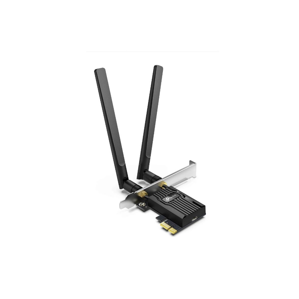 Czarny adapter Wi-Fi z dwiema antenami, zamontowany na karcie interfejsu PC.