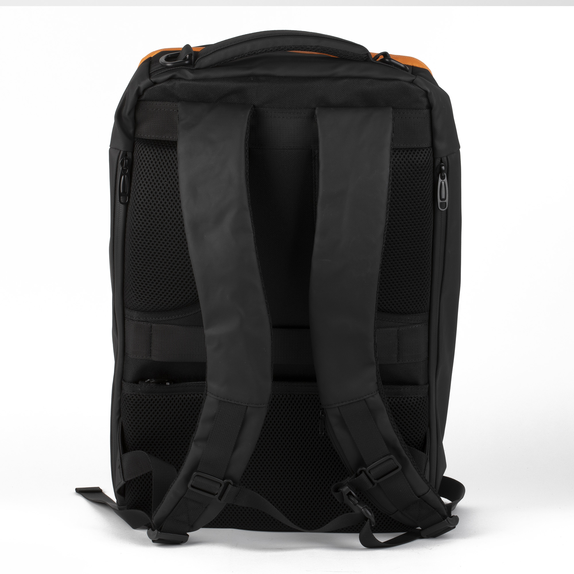Rückansicht eines schwarzen Rucksacks mit orangefarbener Oberseite und mehreren Gurten und Taschen.