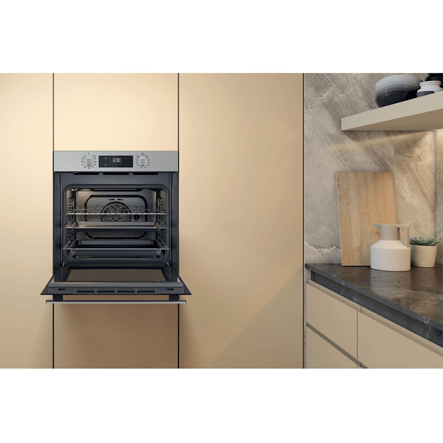 Un forno aperto integrato in un mobile da cucina. Il forno è argentato, con un display digitale e comandi. La porta è aperta.