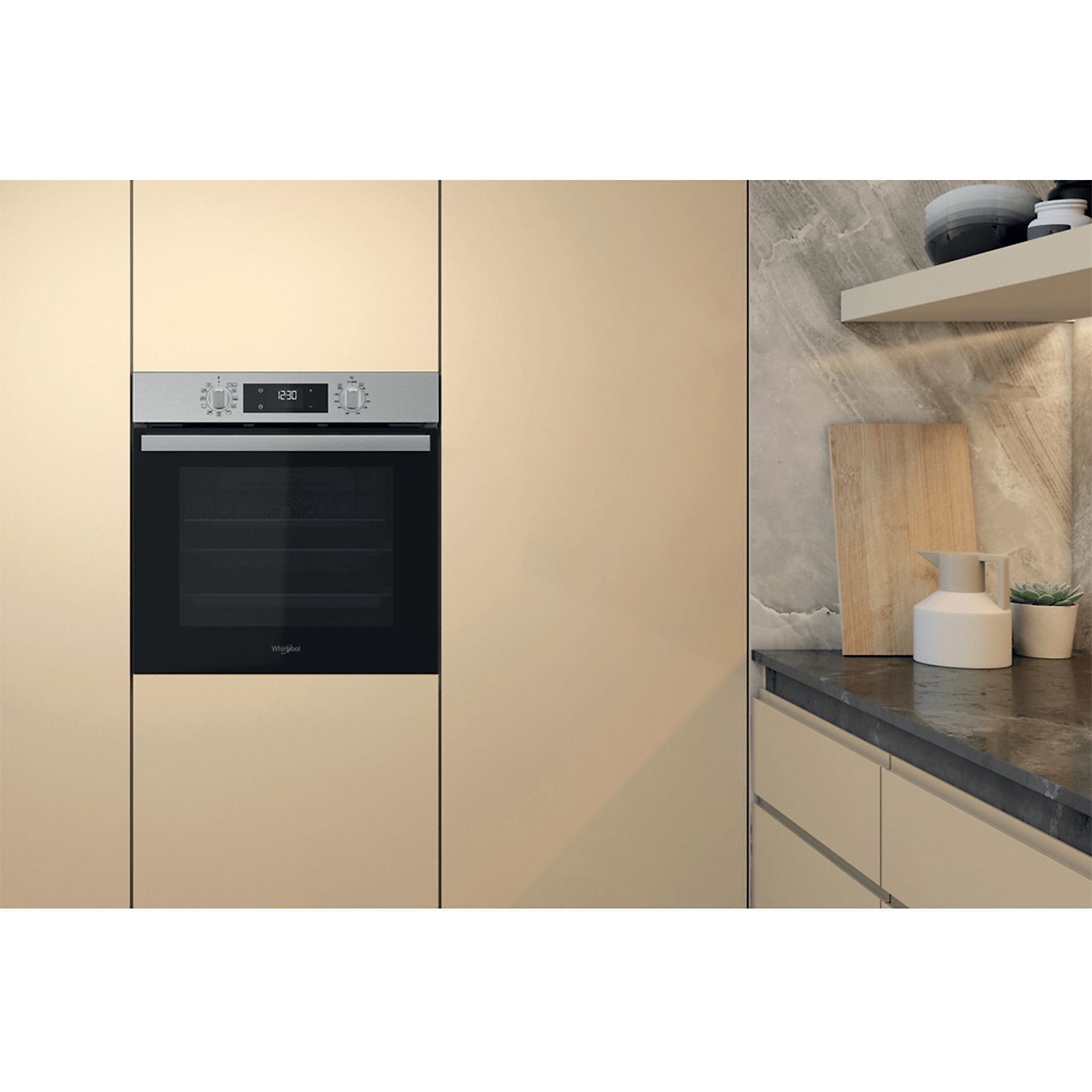 Forno a incasso in cucina beige chiaro. Display digitale mostra '12:30'.