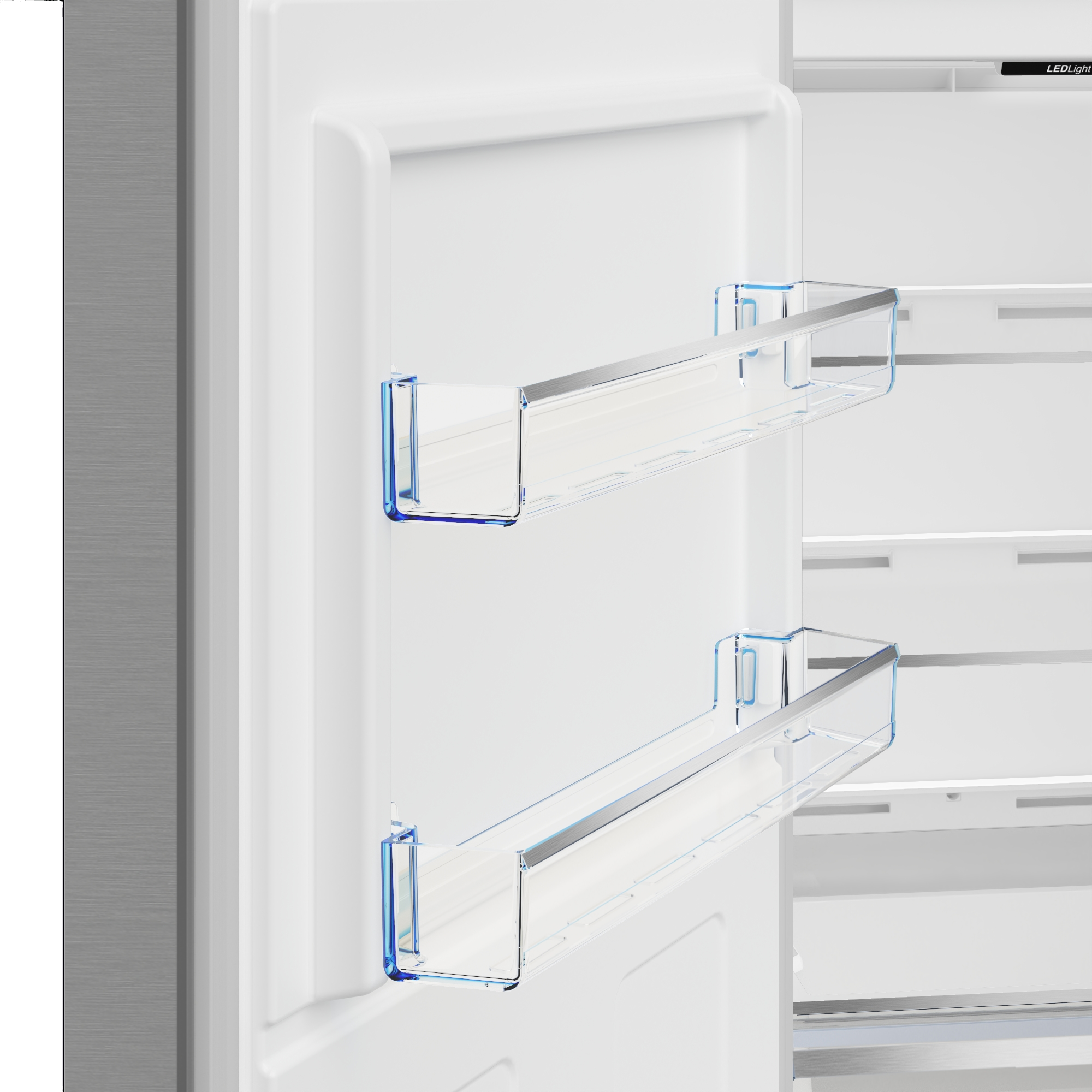 Interieur van een koelkast met planken en blauwe accenten, tegen een geborstelde metalen achtergrond.