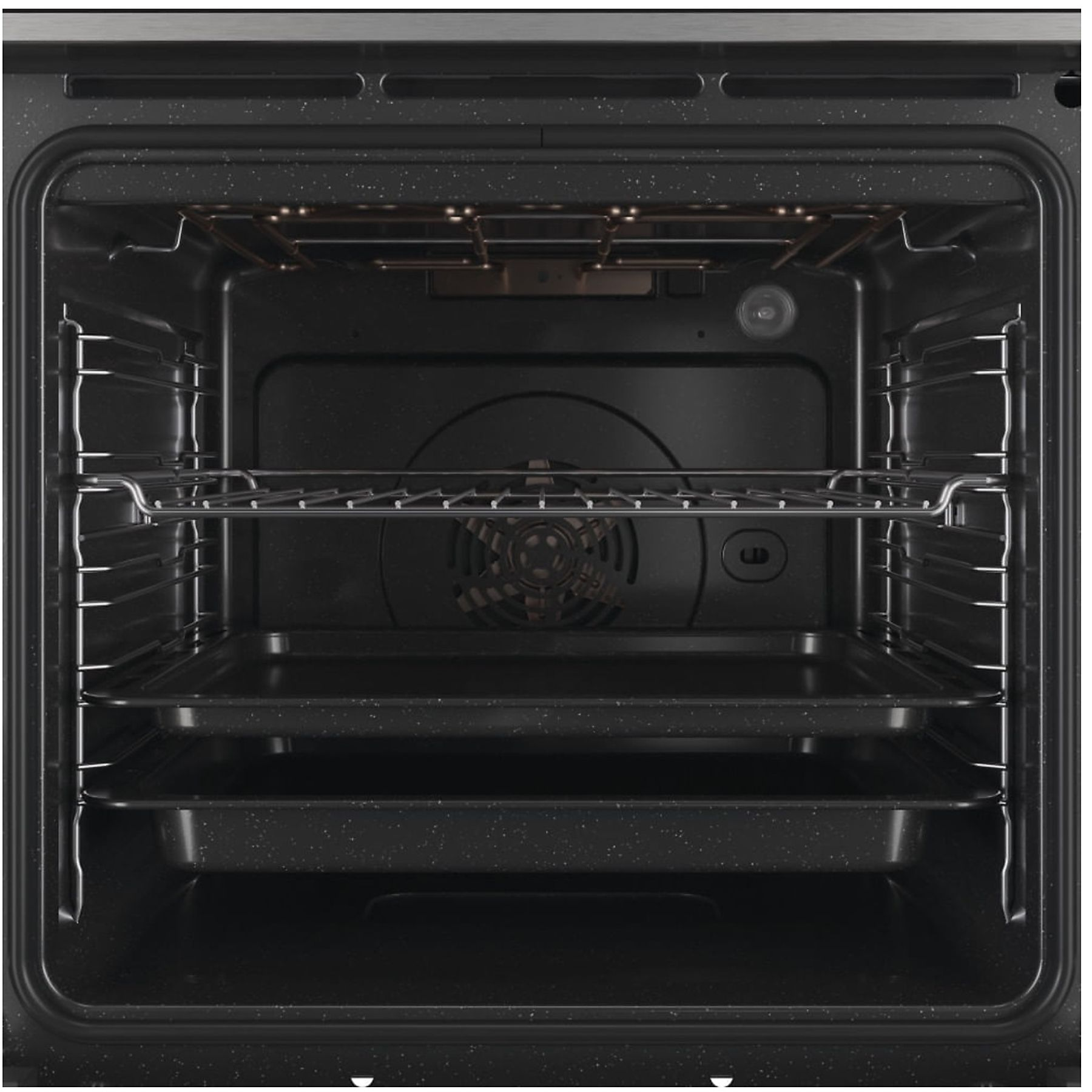 Interno di un forno con due teglie e una griglia. Interno scuro.