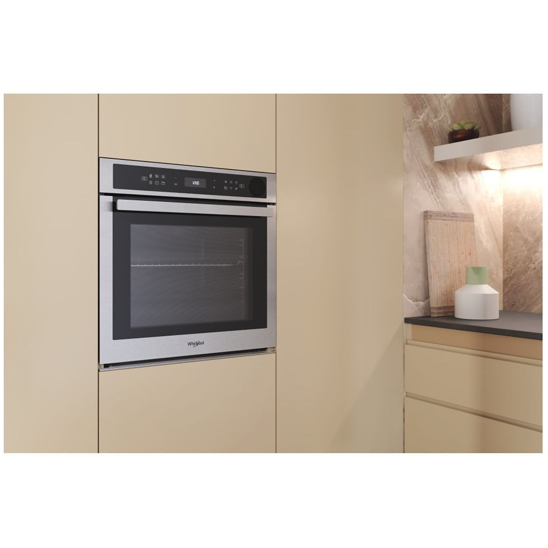 Un forno è integrato in un mobile beige chiaro in una cucina.