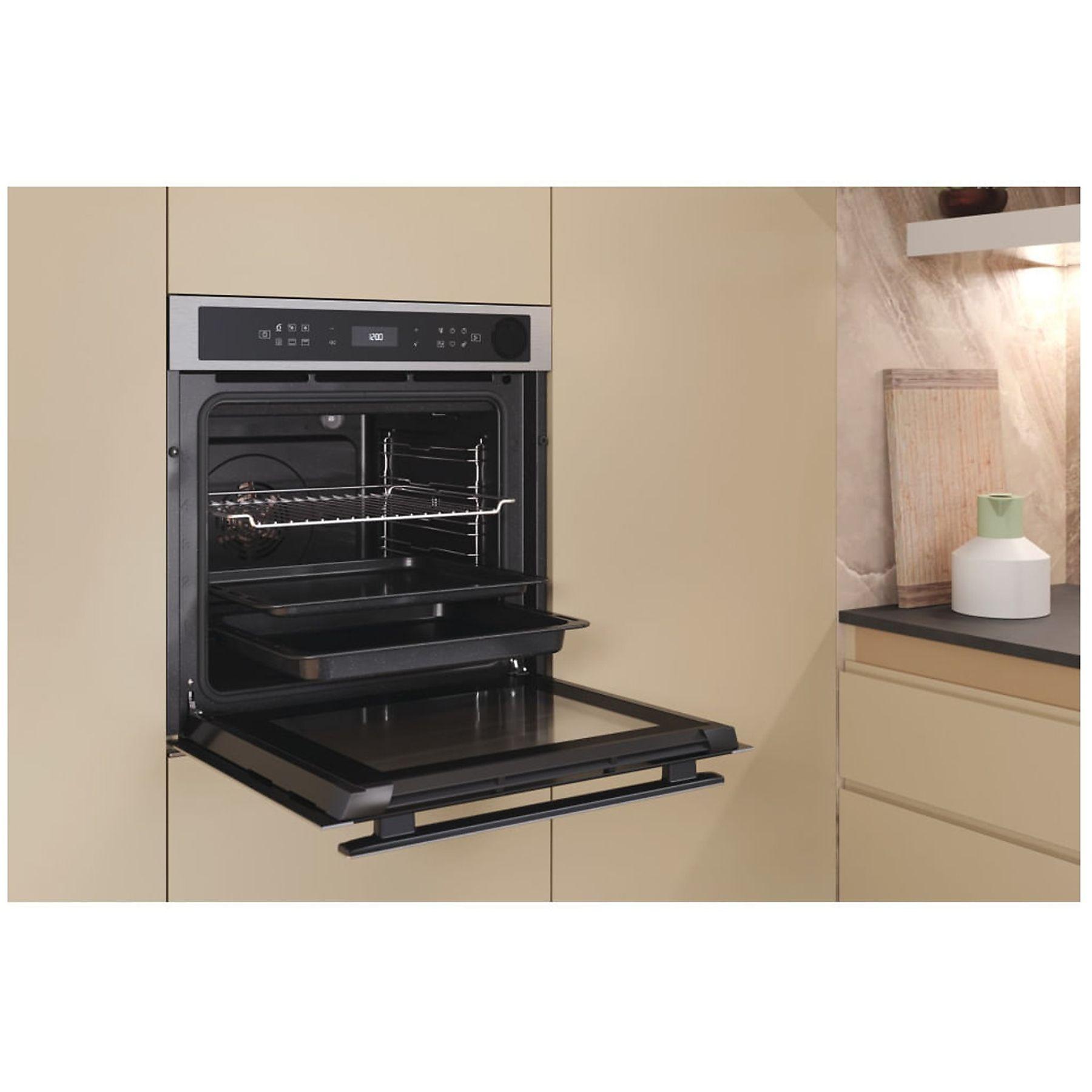 Forno aperto in cucina beige con vassoi, porta a vetro e pannello comandi.