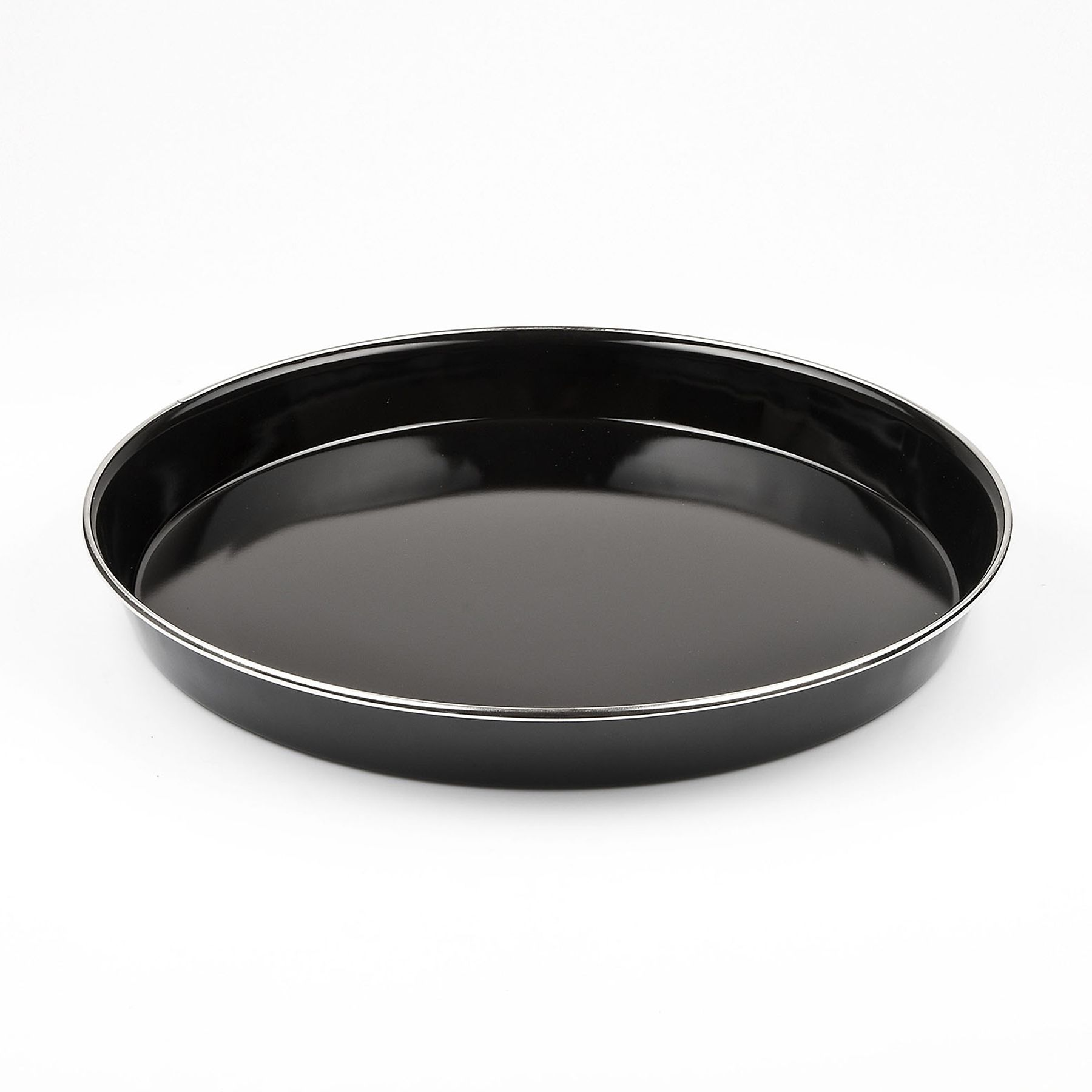 Bandeja de horno redonda y negra con borde plateado, sobre fondo blanco.