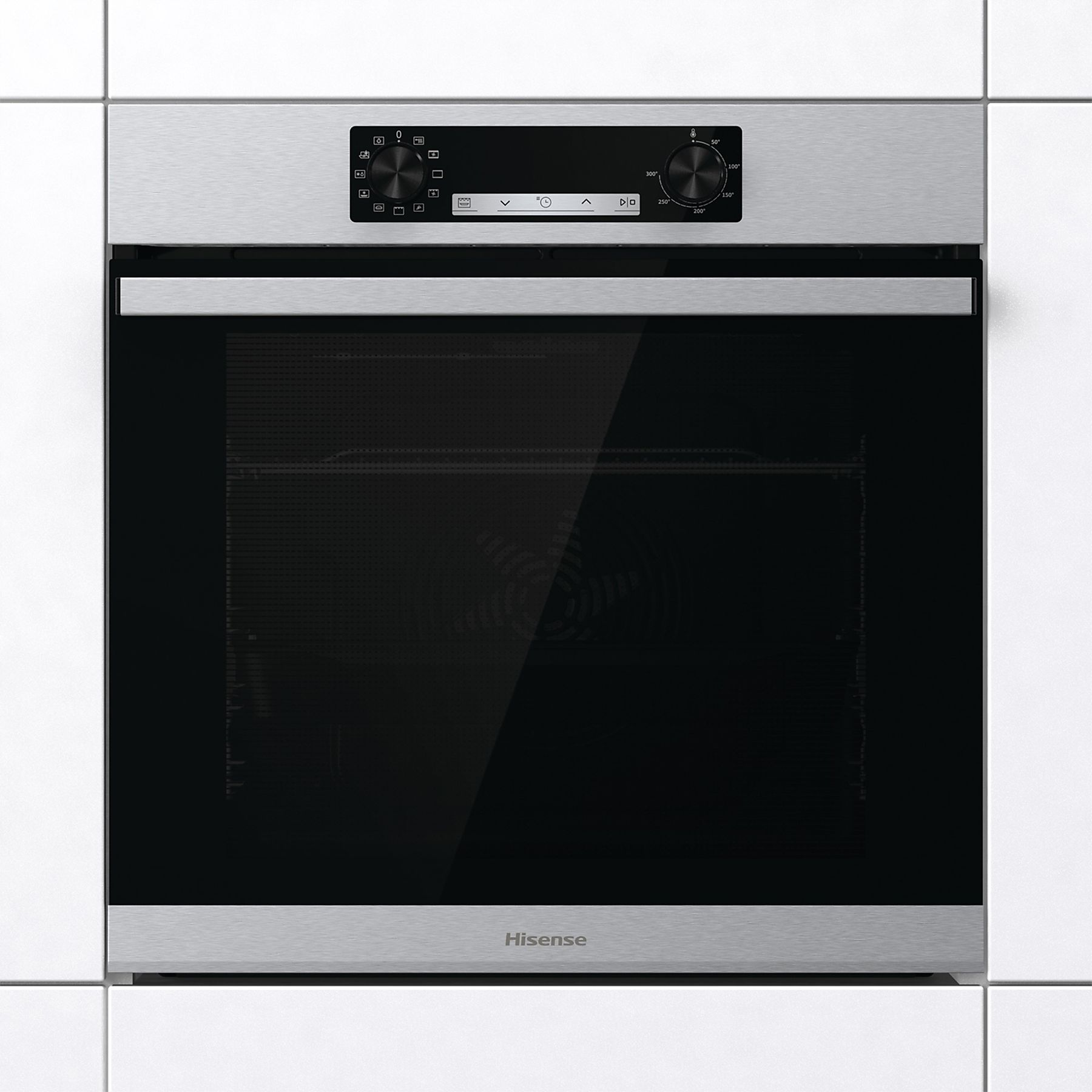 Un forno moderno incassato in una parete di piastrelle bianche. Frontale argento e porta nera, con logo Hisense.