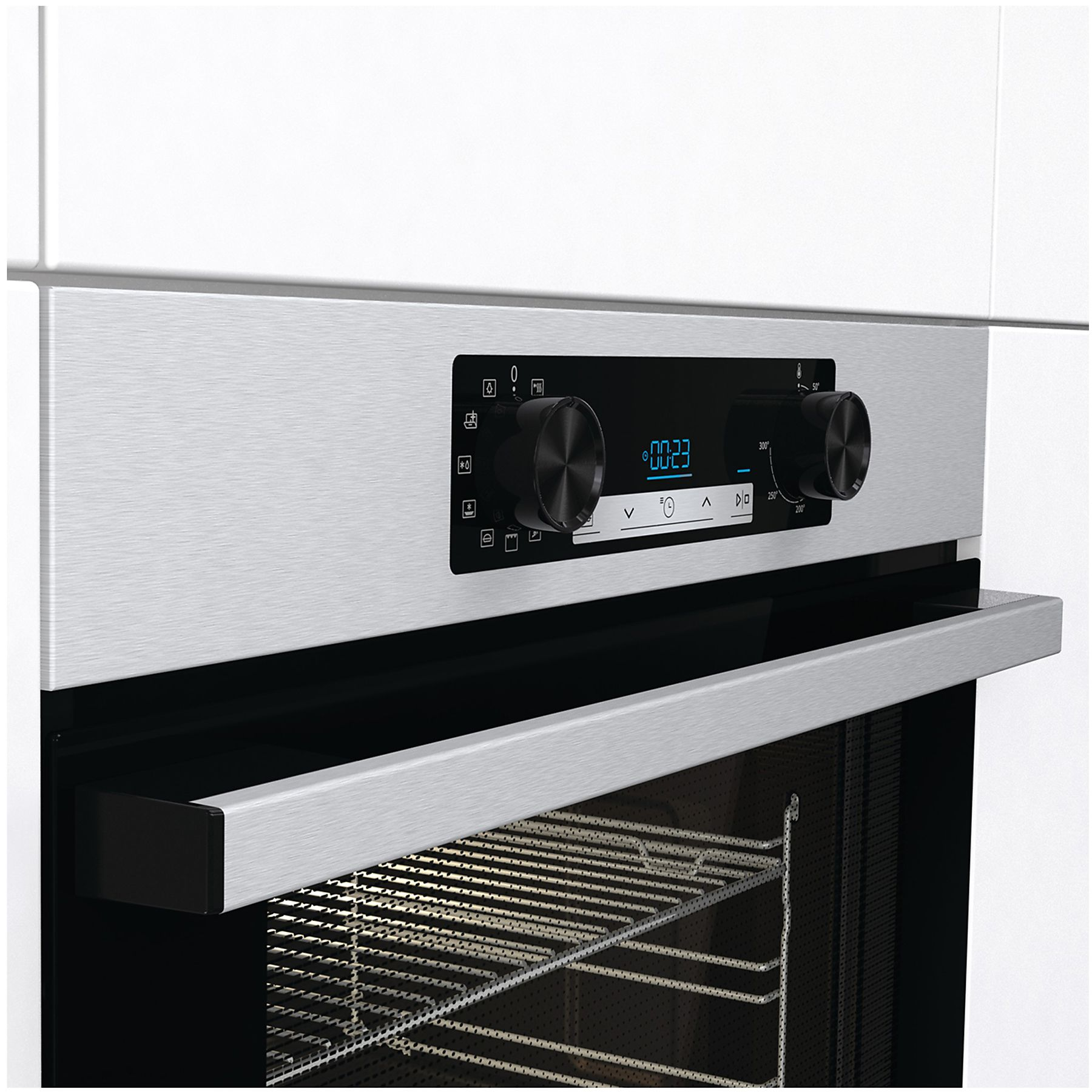 Forno argentato con display digitale e maniglia. Manopole a sinistra e a destra.