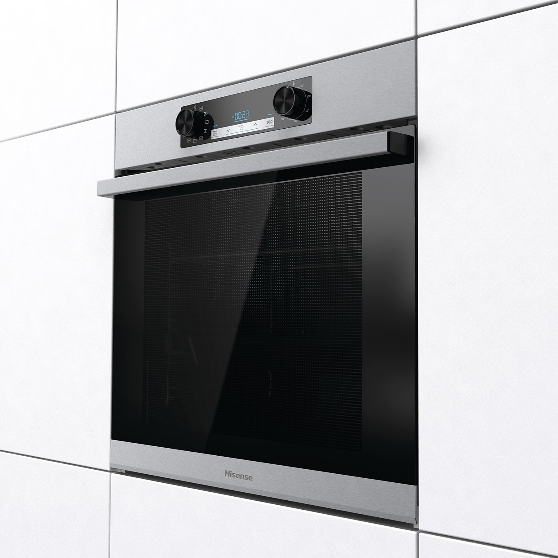 Un moderno forno Hisense integrato in mobili bianchi. Ha una porta a vetro e un display digitale.