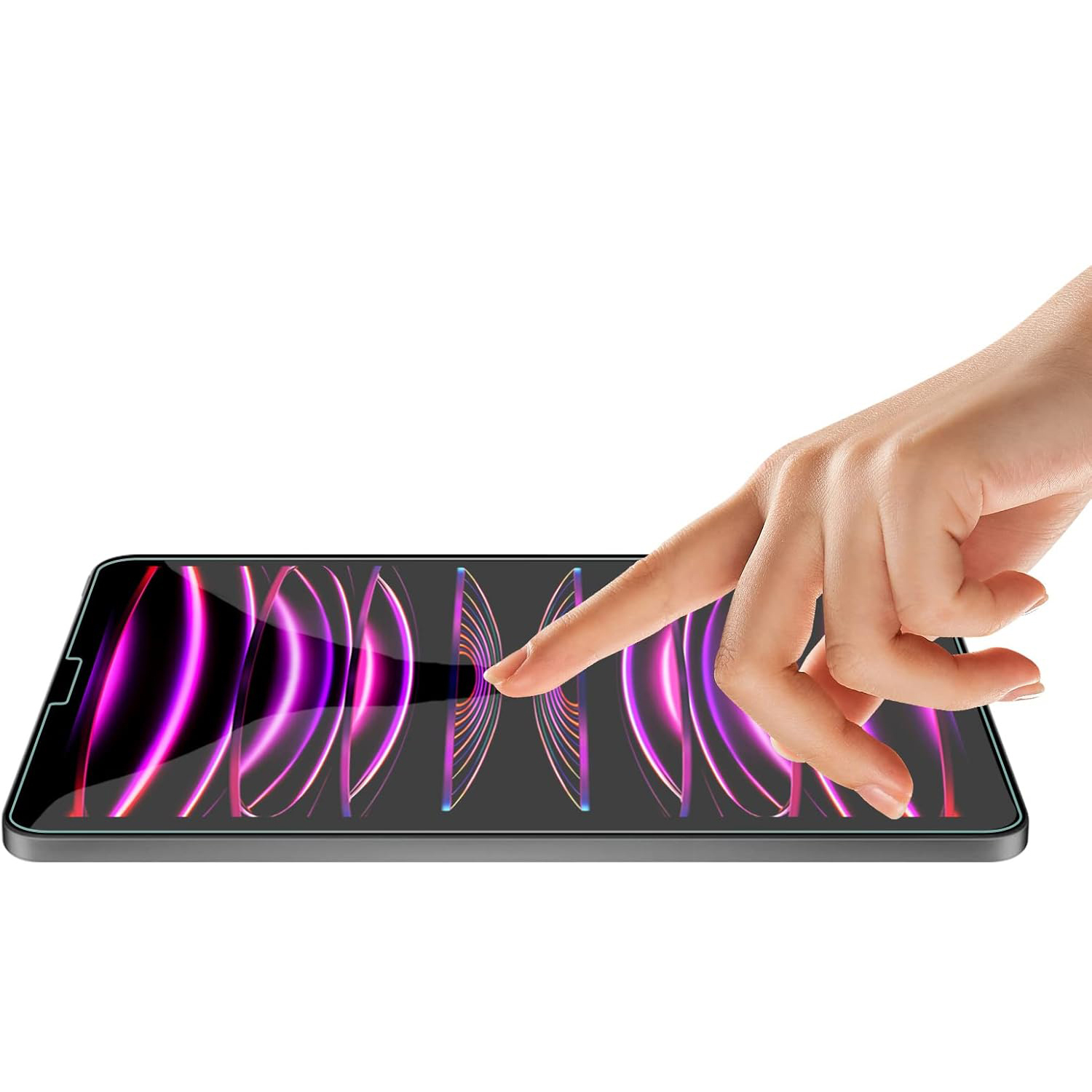 Eine Hand berührt eine Displayschutzfolie auf einem Tablet.