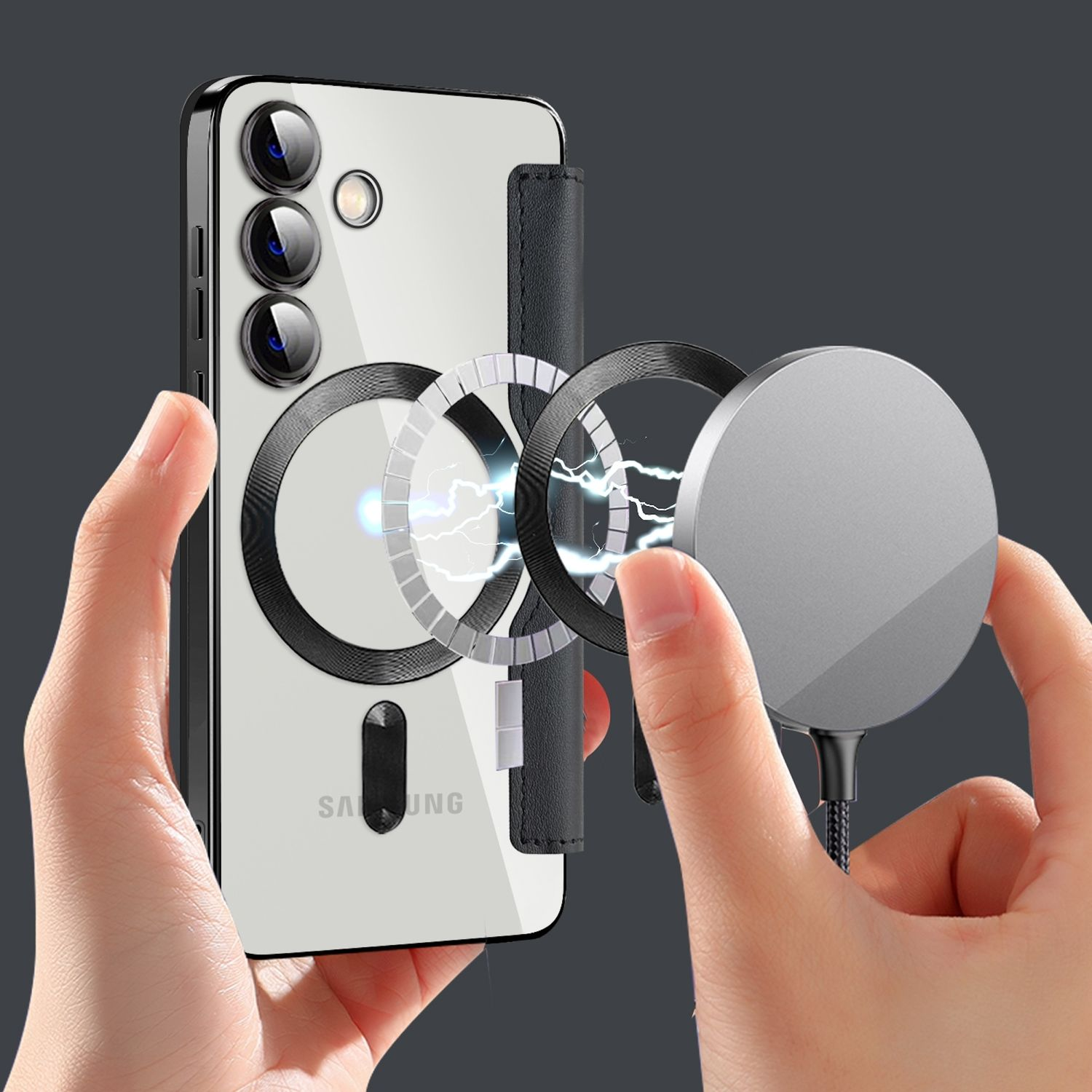 Ein Telefon in einer transparenten Hülle, mit einem magnetischen Ladegerät und Hand.