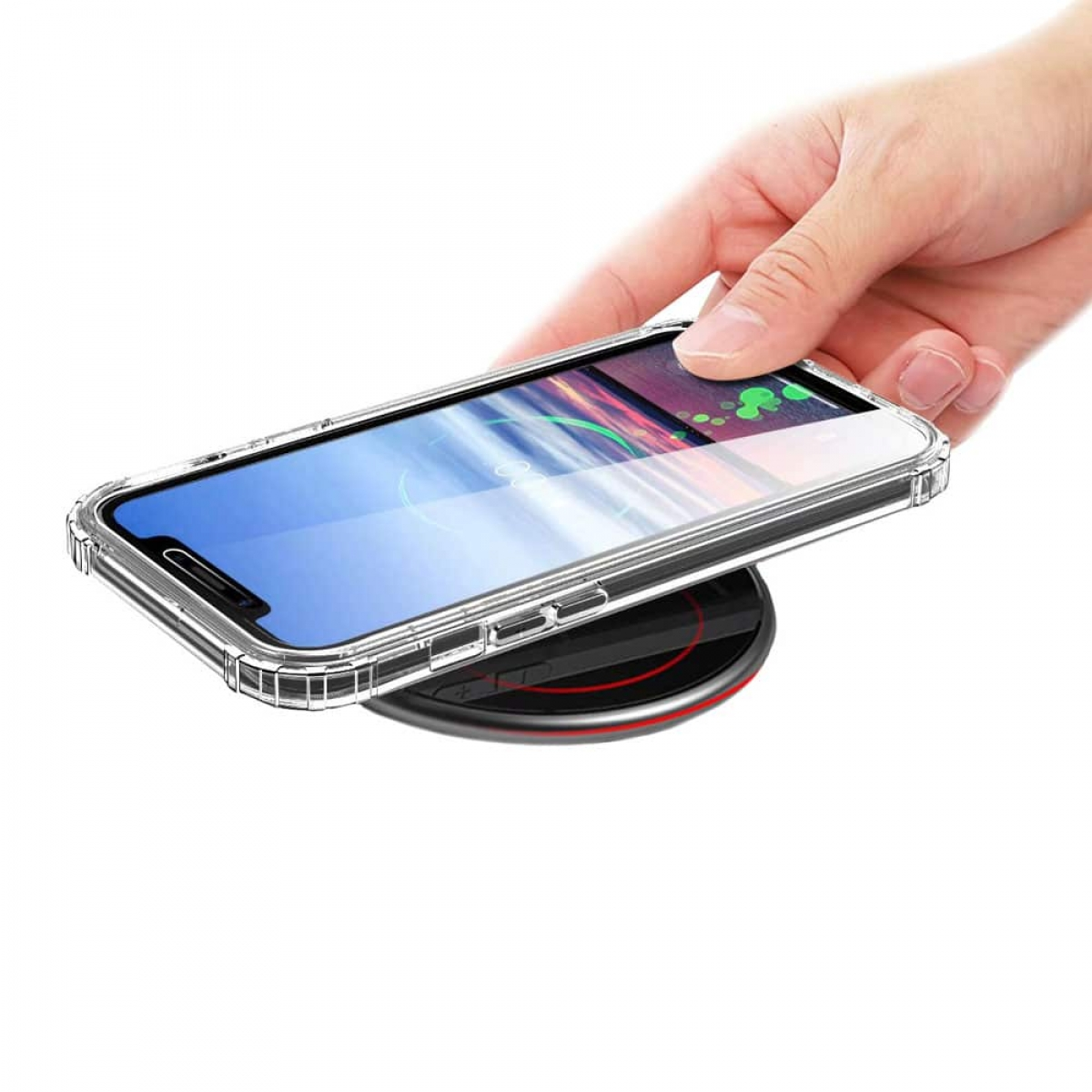 Hand legt Telefon auf ein kabelloses Ladegerät. Telefon in einer Hülle.