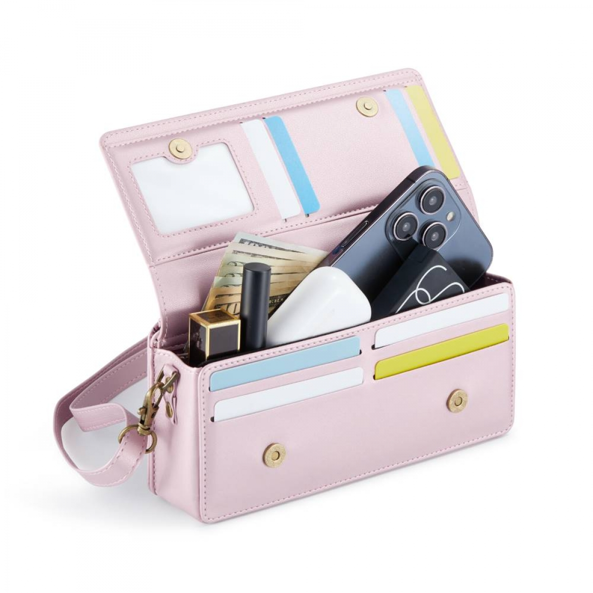 Offene rosa Handtasche mit Telefon, Karten, Lippenstift und Geld. Weißer Hintergrund.