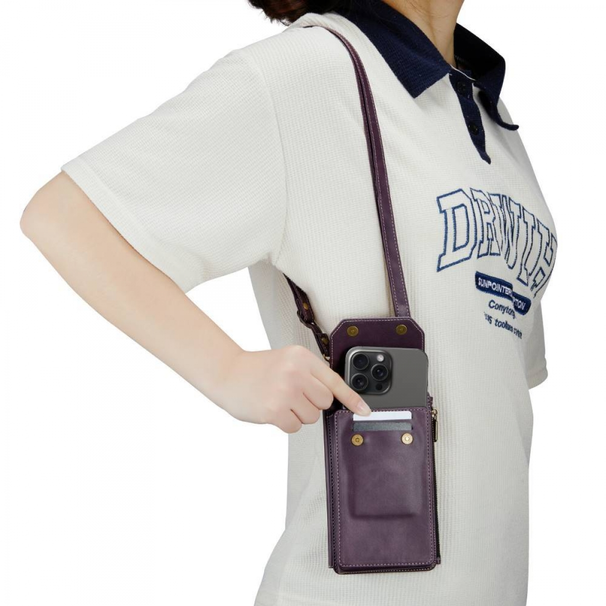 Eine Person, die eine lila Umhängetasche für das Telefon trägt. Die Tasche ist an ihrer Seite, sie hält ihr Telefon.