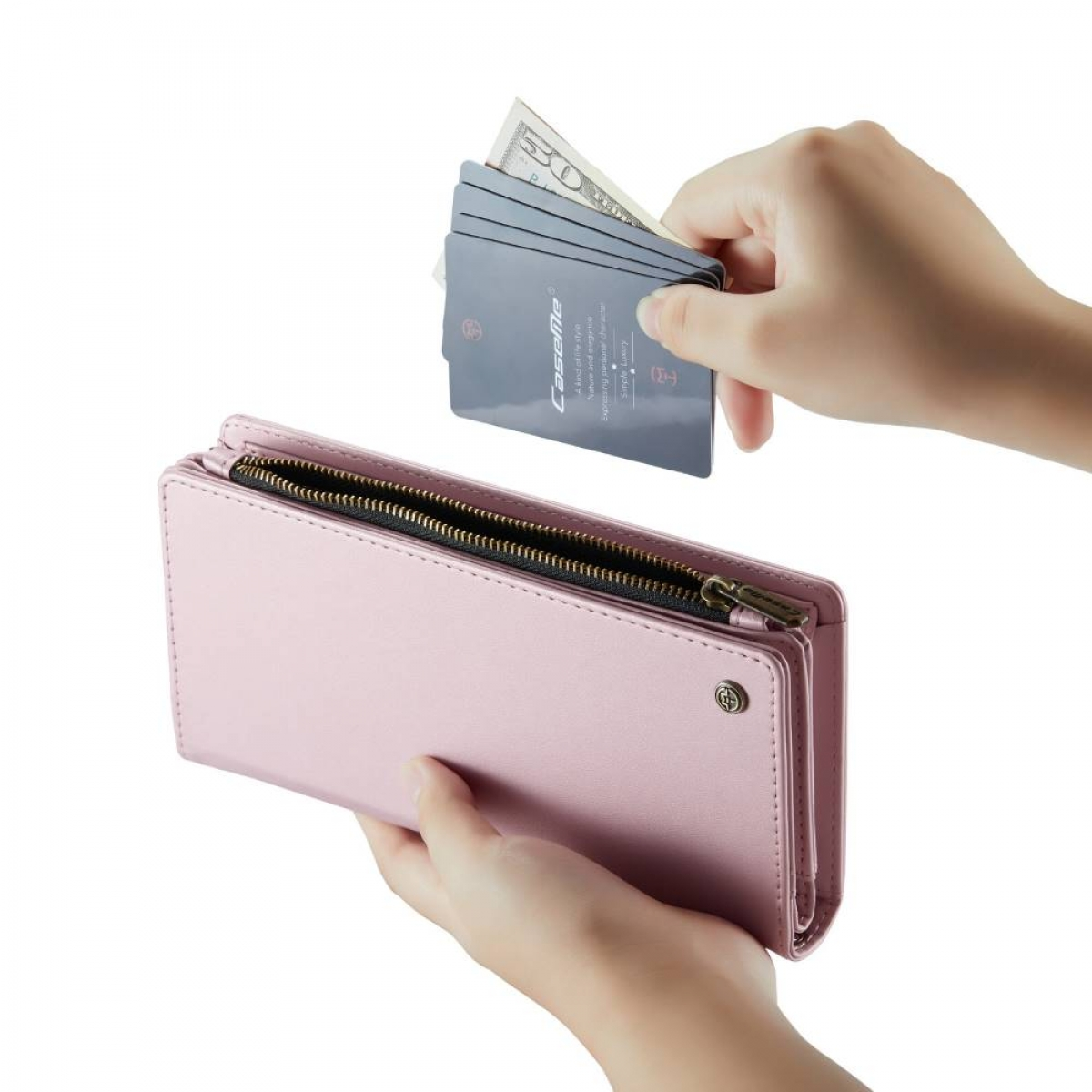 Hände halten eine rosa Geldbörse und Karten mit Geld.