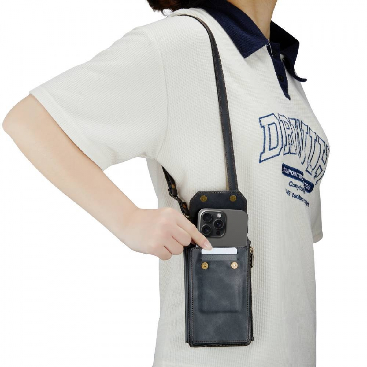 Frau mit weißem Hemd und schwarzer Tasche. Die Tasche enthält ein Telefon und eine Karte.