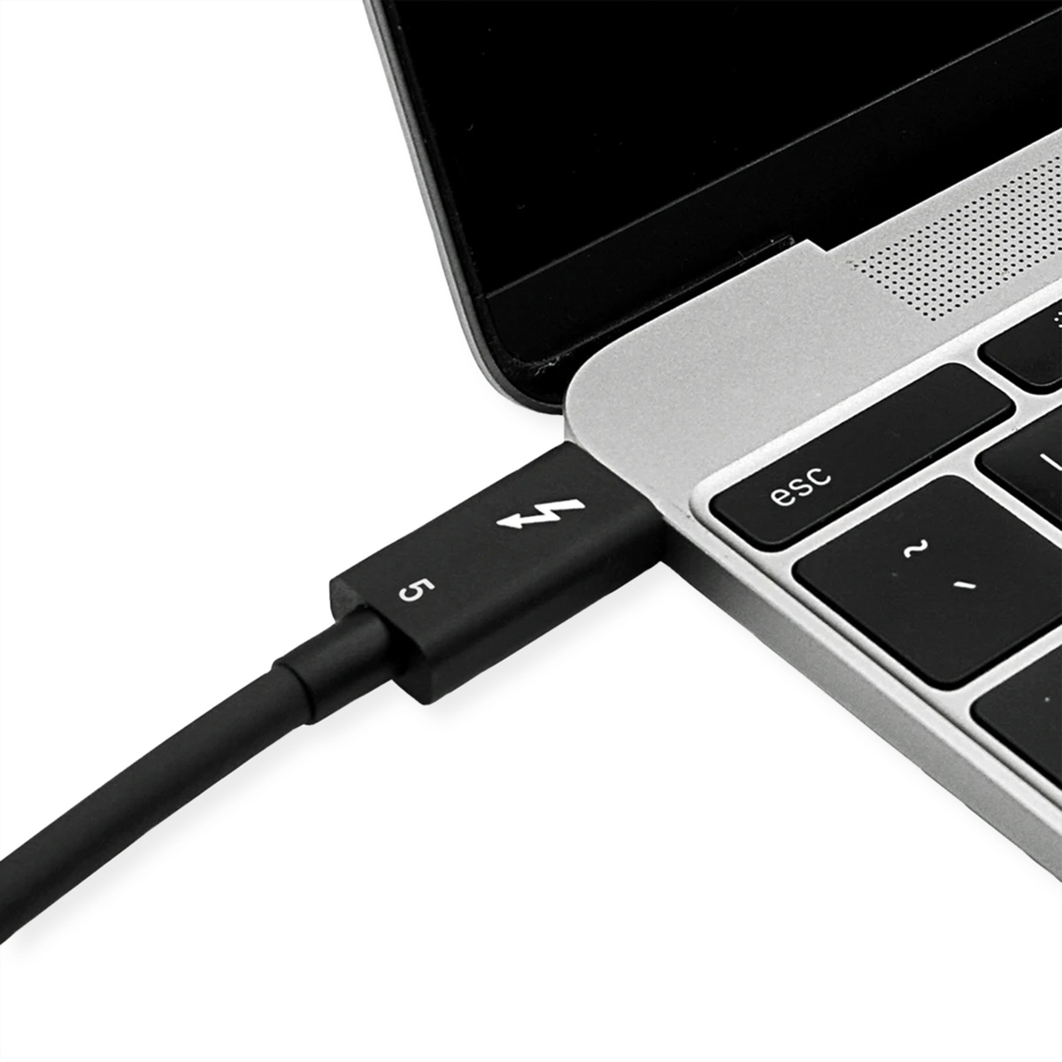 Câble Thunderbolt noir connecté à un MacBook argenté. Le câble porte une marque '5'.
