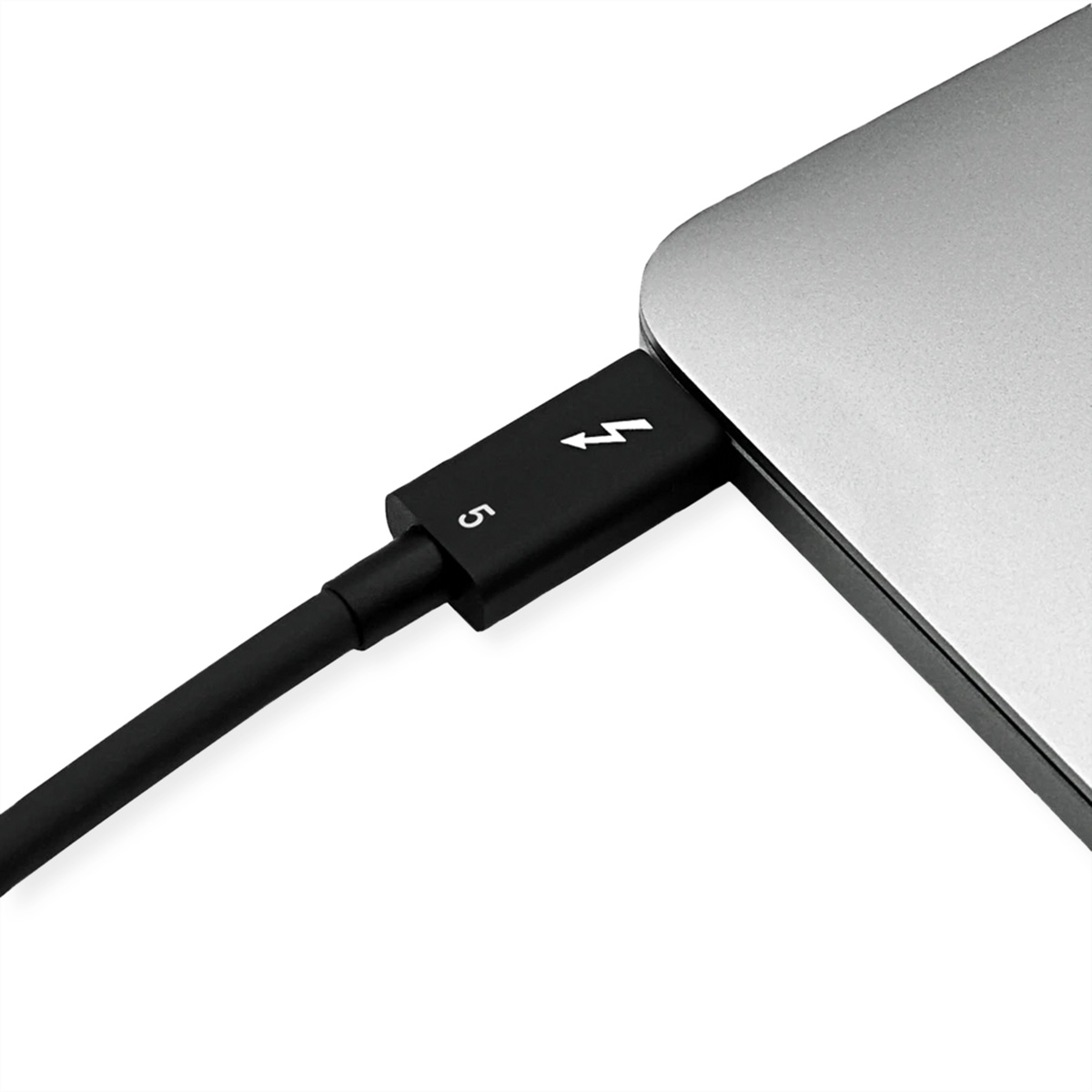 Câble noir avec connecteur Thunderbolt branché sur un ordinateur portable.