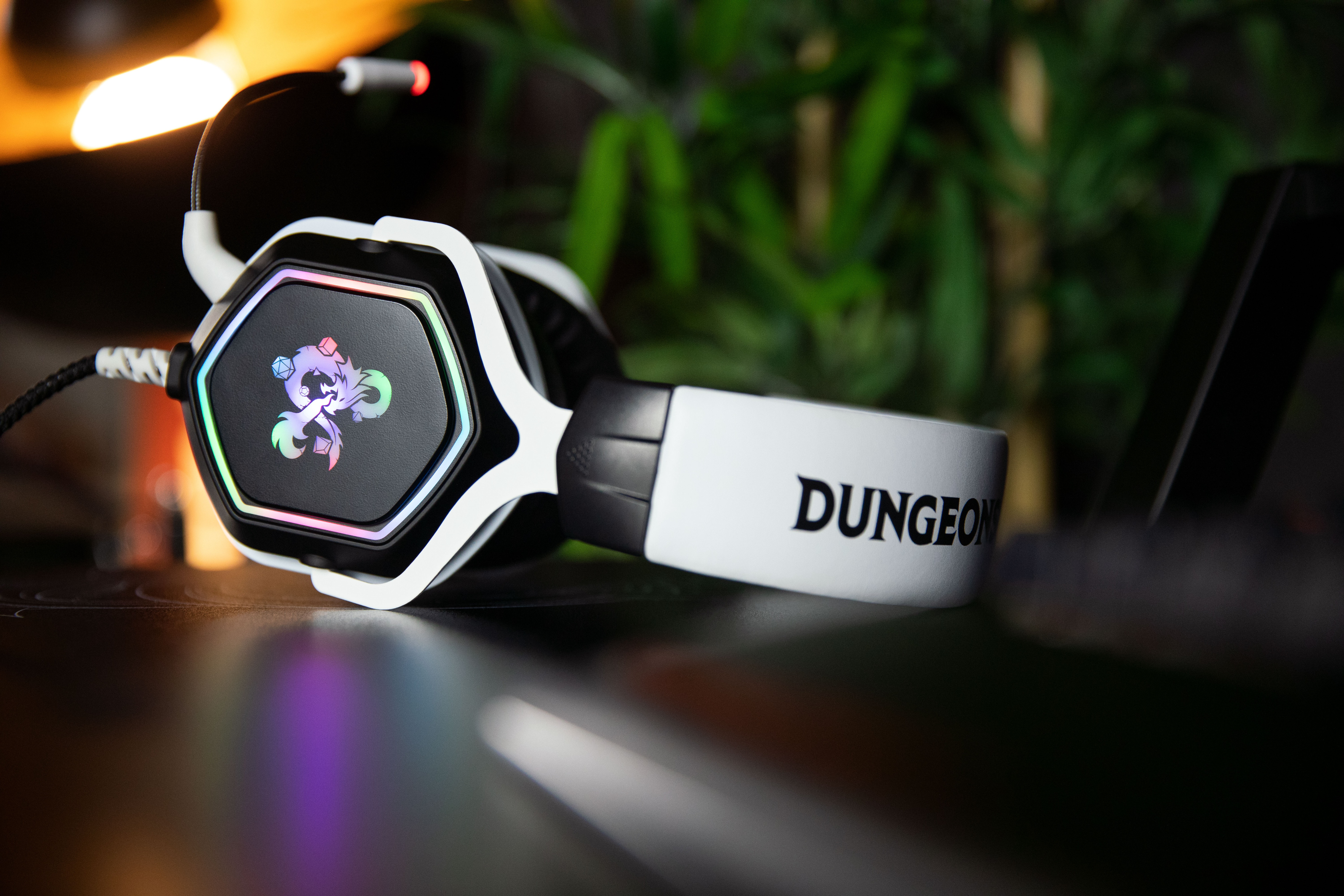 Biało-czarny zestaw słuchawkowy dla graczy z podświetlanym logo i napisem DUNGEON.