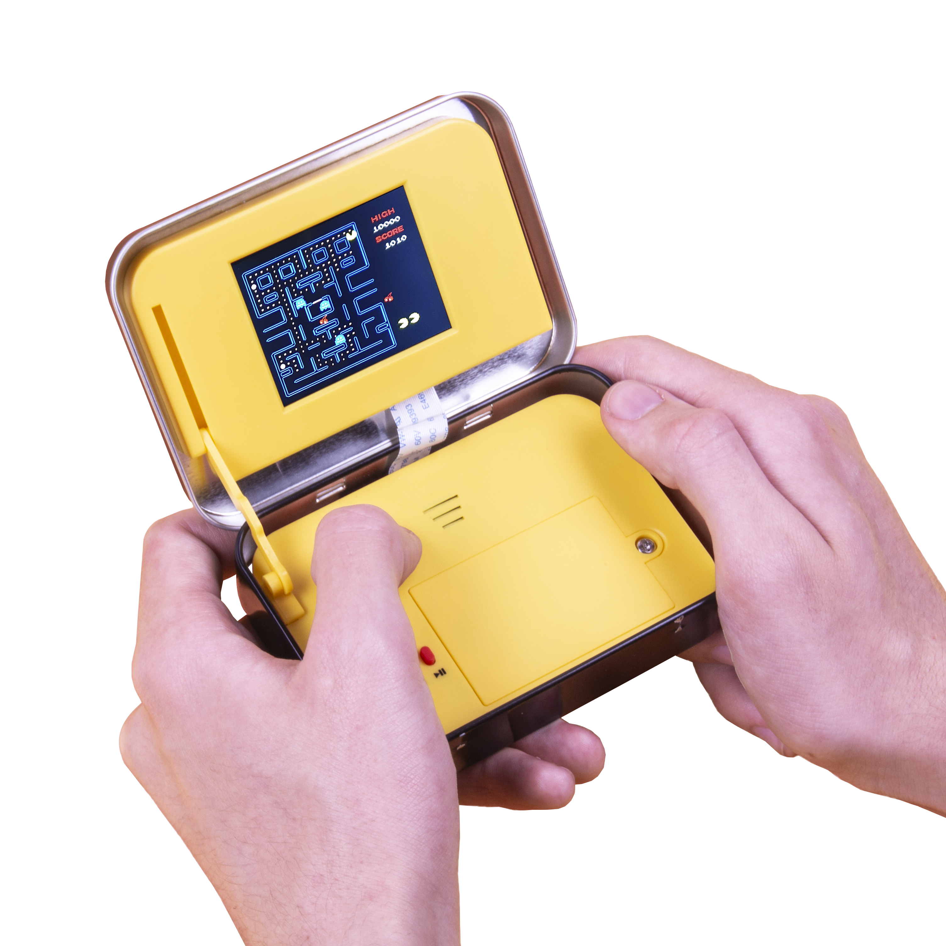 Una console portatile Pac-Man gialla, tenuta in mano, che mostra lo schermo di gioco.