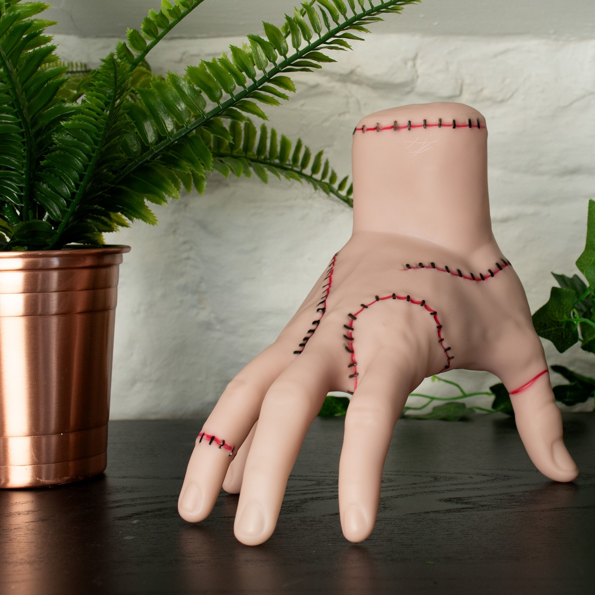 Une main accessoire de la famille Addams, des points rouges sur la main.