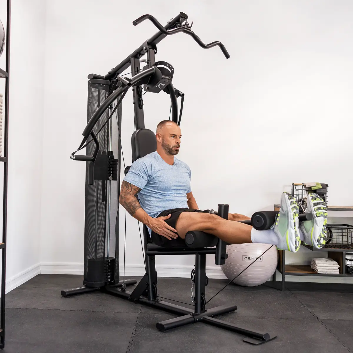 Ein Mann trainiert an einer Multi-Gym-Maschine in einem Home-Gym.