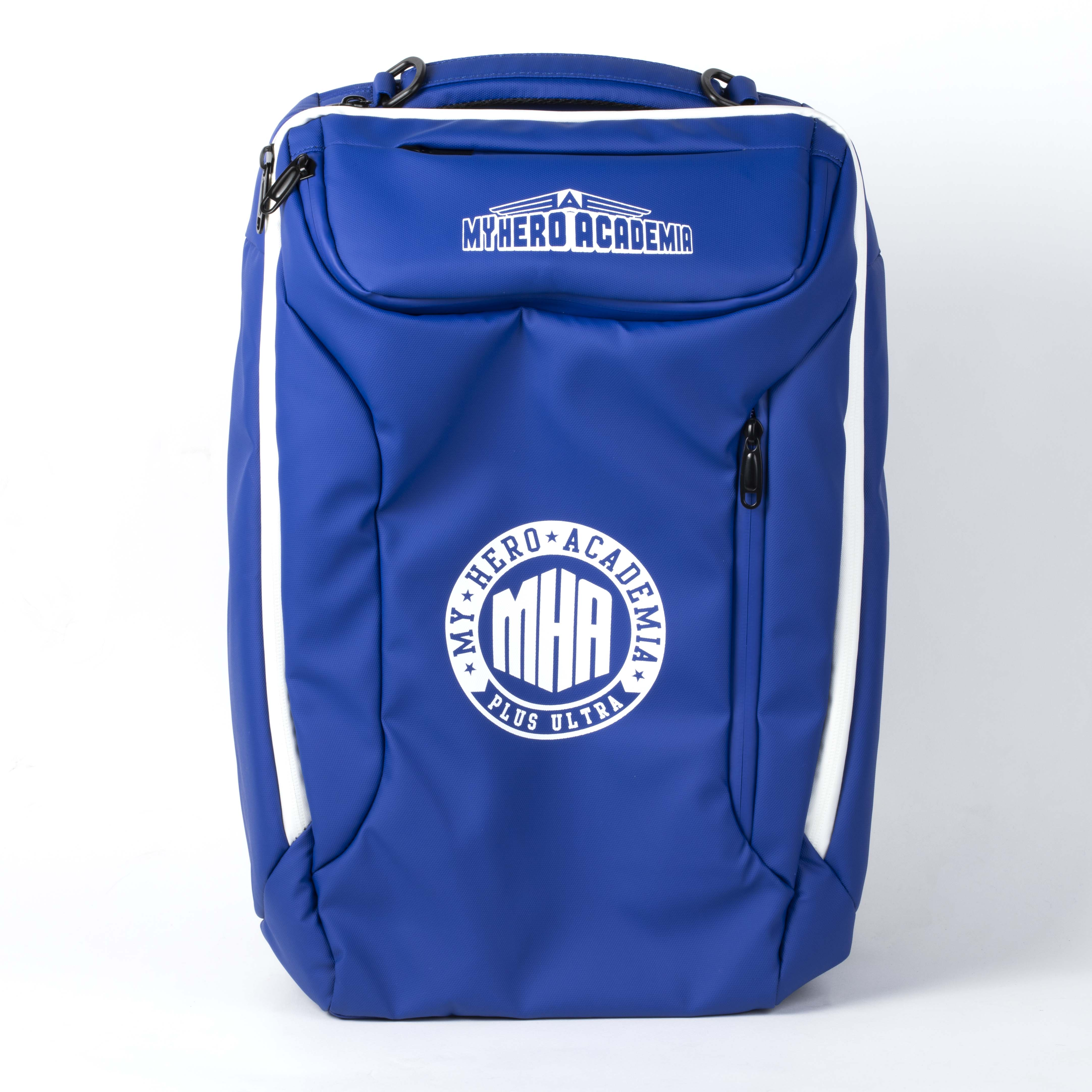 Blauer Rucksack mit weißen Akzenten und MY HERO ACADEMIA Logo. Er hat einen oberen Griff und Reißverschlüsse.