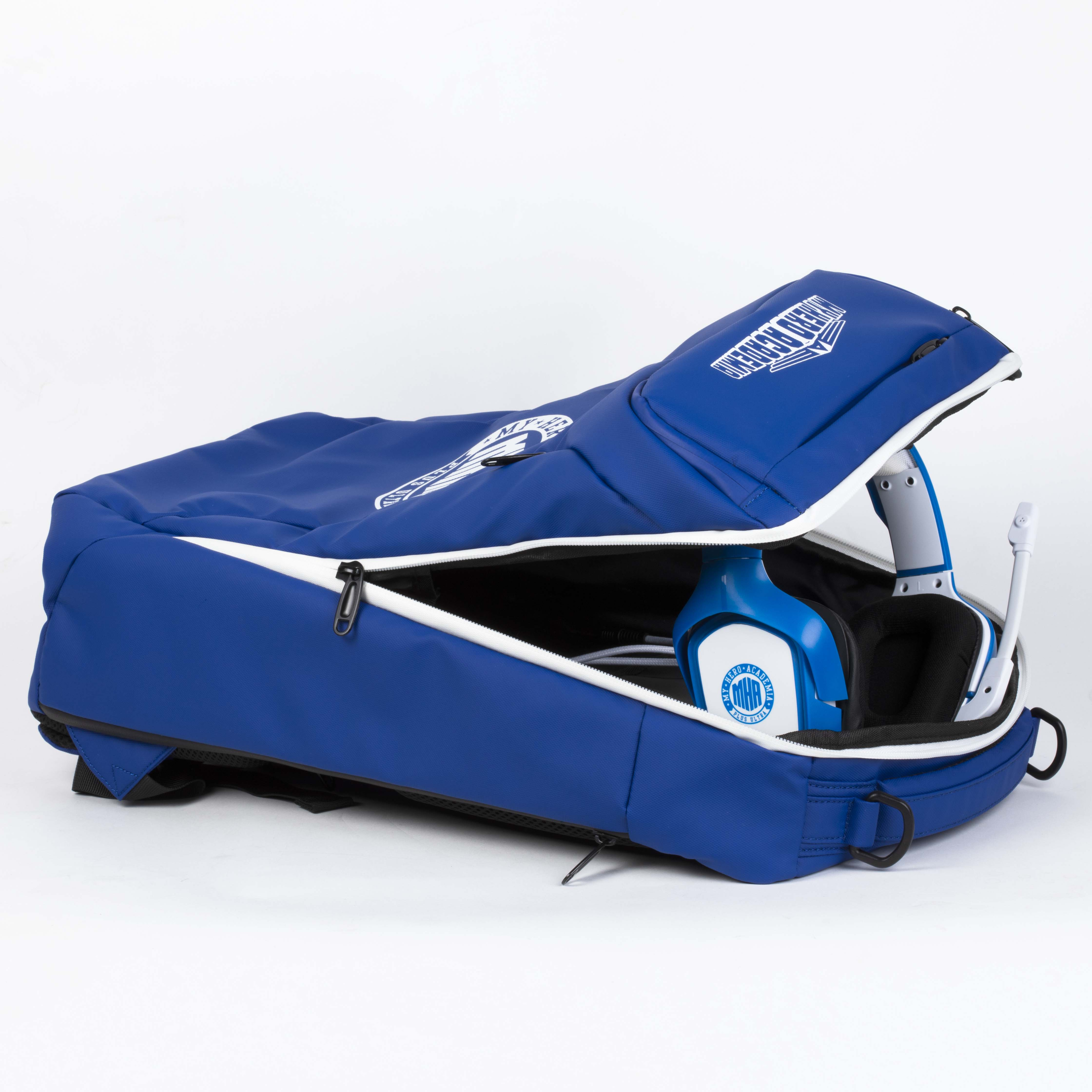 Blauer Rucksack mit weißem Logo. Kopfhörer innen. Weißer Hintergrund.