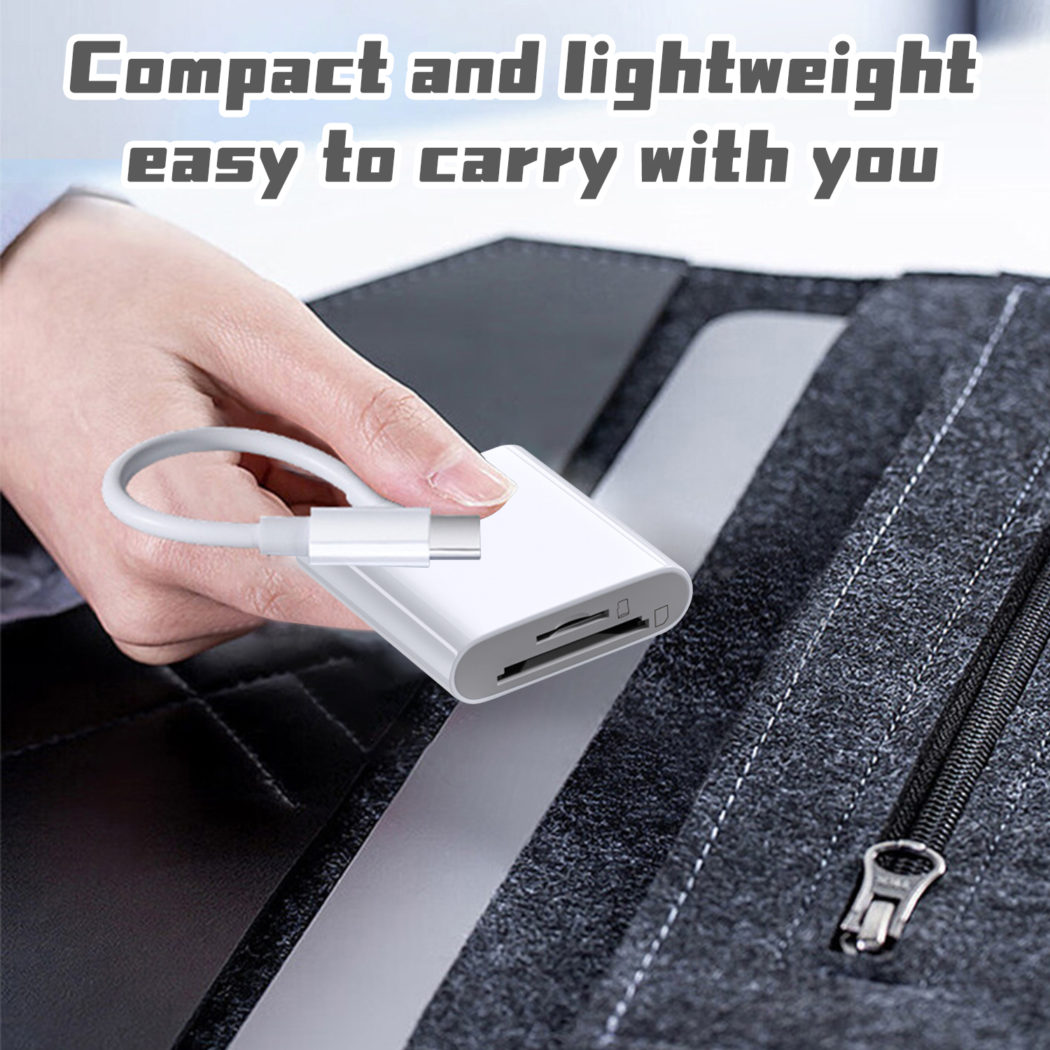 Dłoń trzymająca biały czytnik kart SD obok czarnej torby.