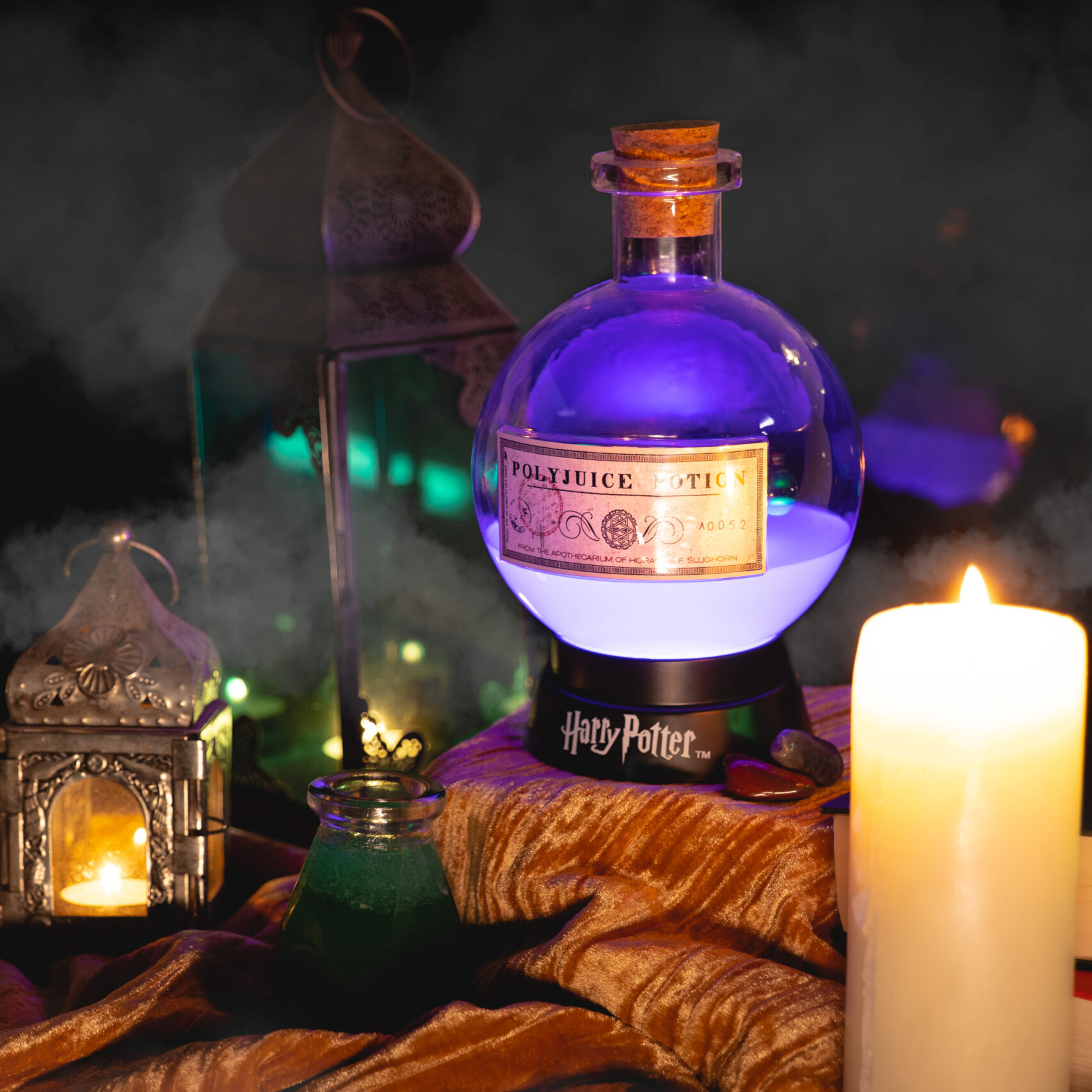 Een verlichte fles Felix Felicis, een kaars en andere rekwisieten staan op een tafel.