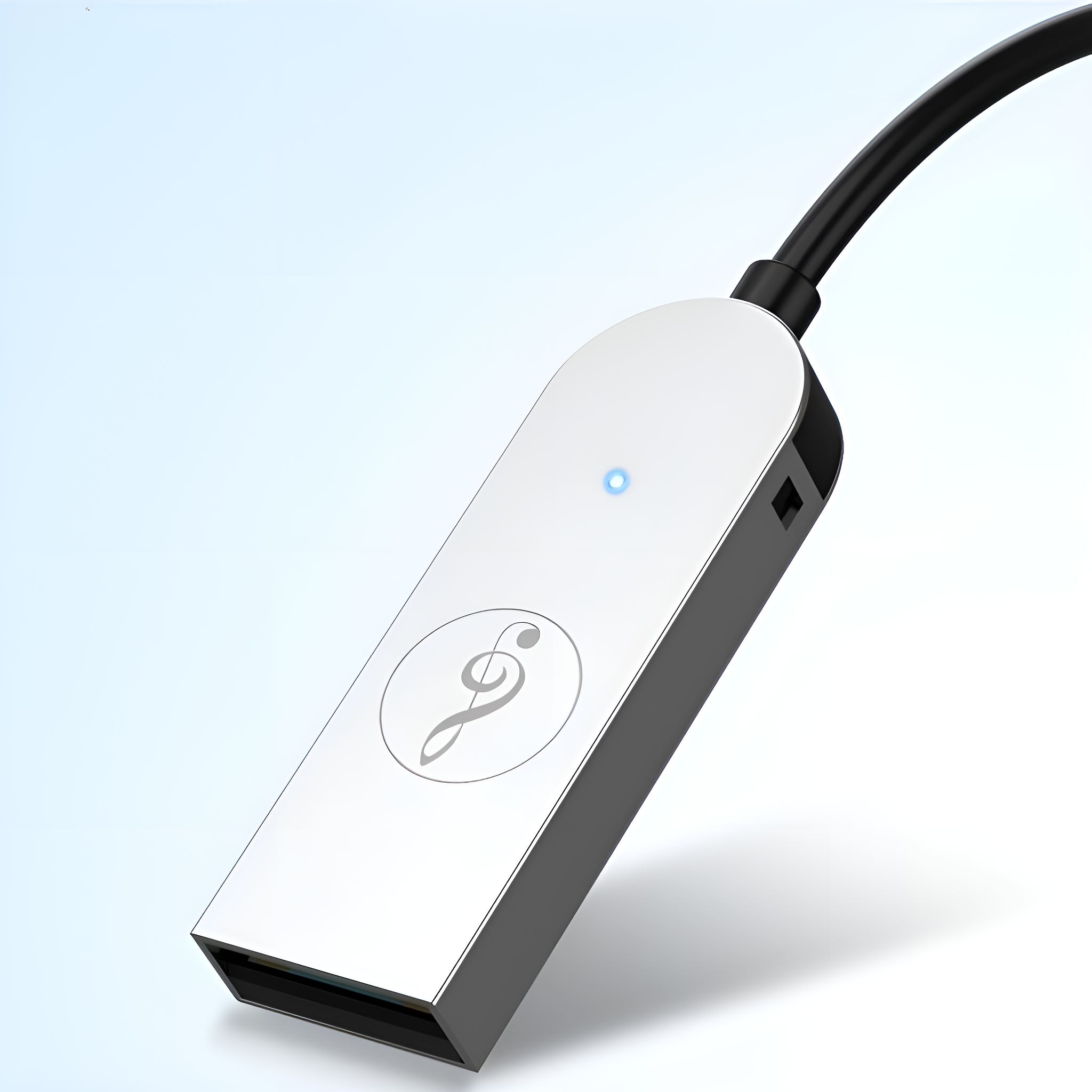 Ein metallischer USB-Adapter mit Logo und blauem Licht.