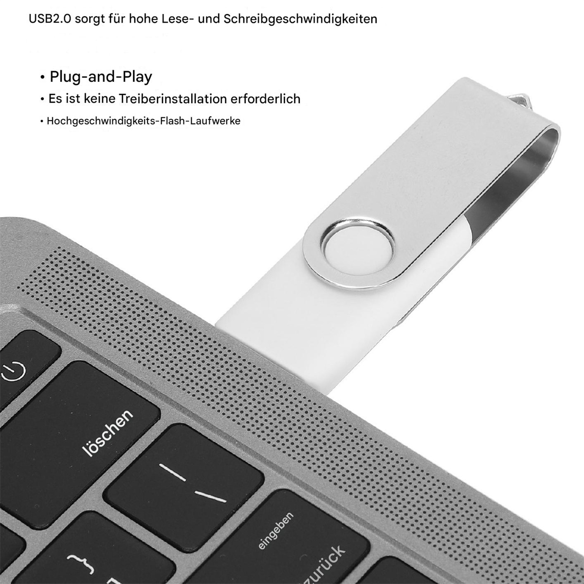 Silberner USB-Stick in einem Laptop. Text: Plug-and-Play. Weißer Hintergrund.