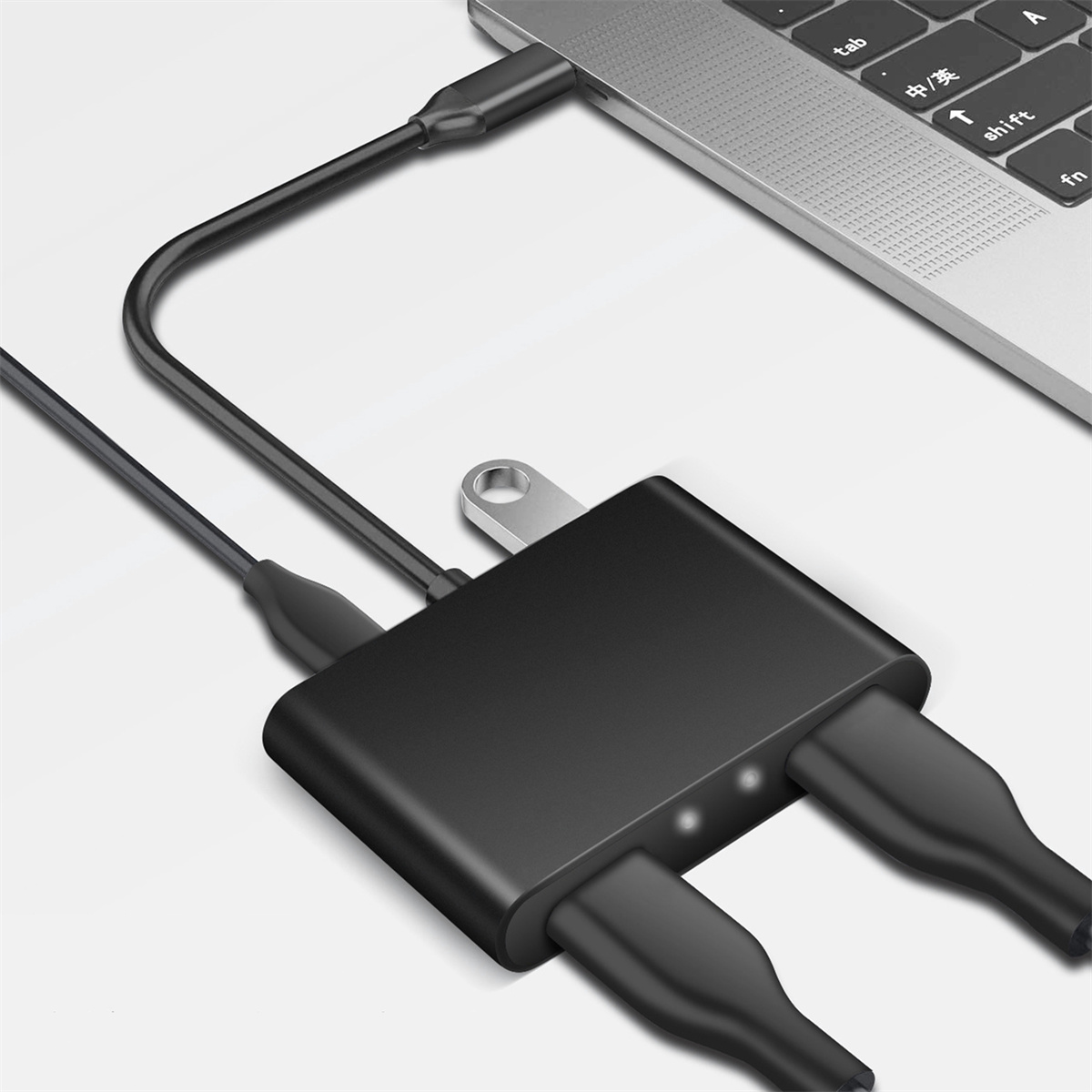 Schwarzer USB-Hub mit mehreren Anschlüssen, der an einen Laptop angeschlossen ist. Kabel gehen vom Hub ab.
