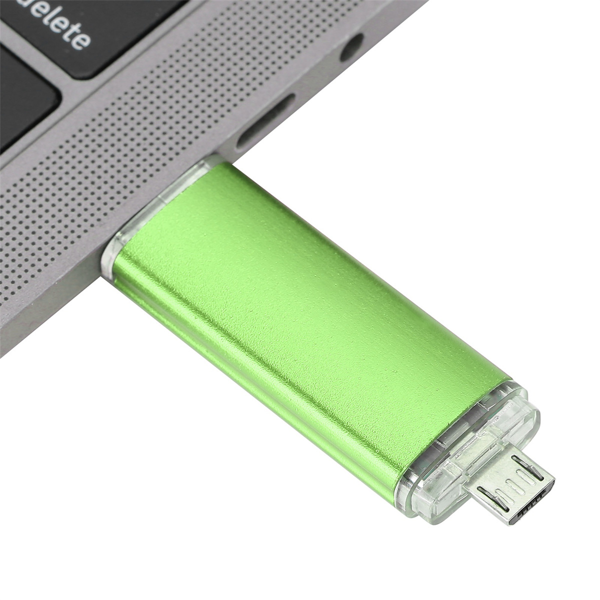 Ein grüner USB-Stick, der in einen Laptop gesteckt wird.