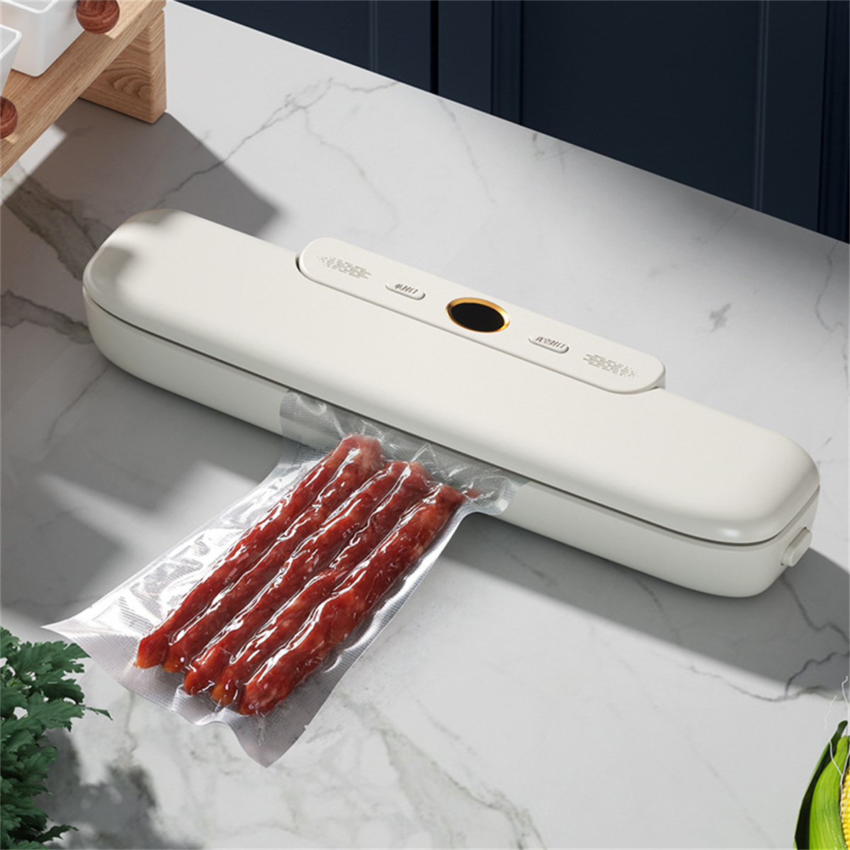 Weißes Vakuumiergerät mit Wurst. Es liegt auf einer Marmorarbeitsplatte.