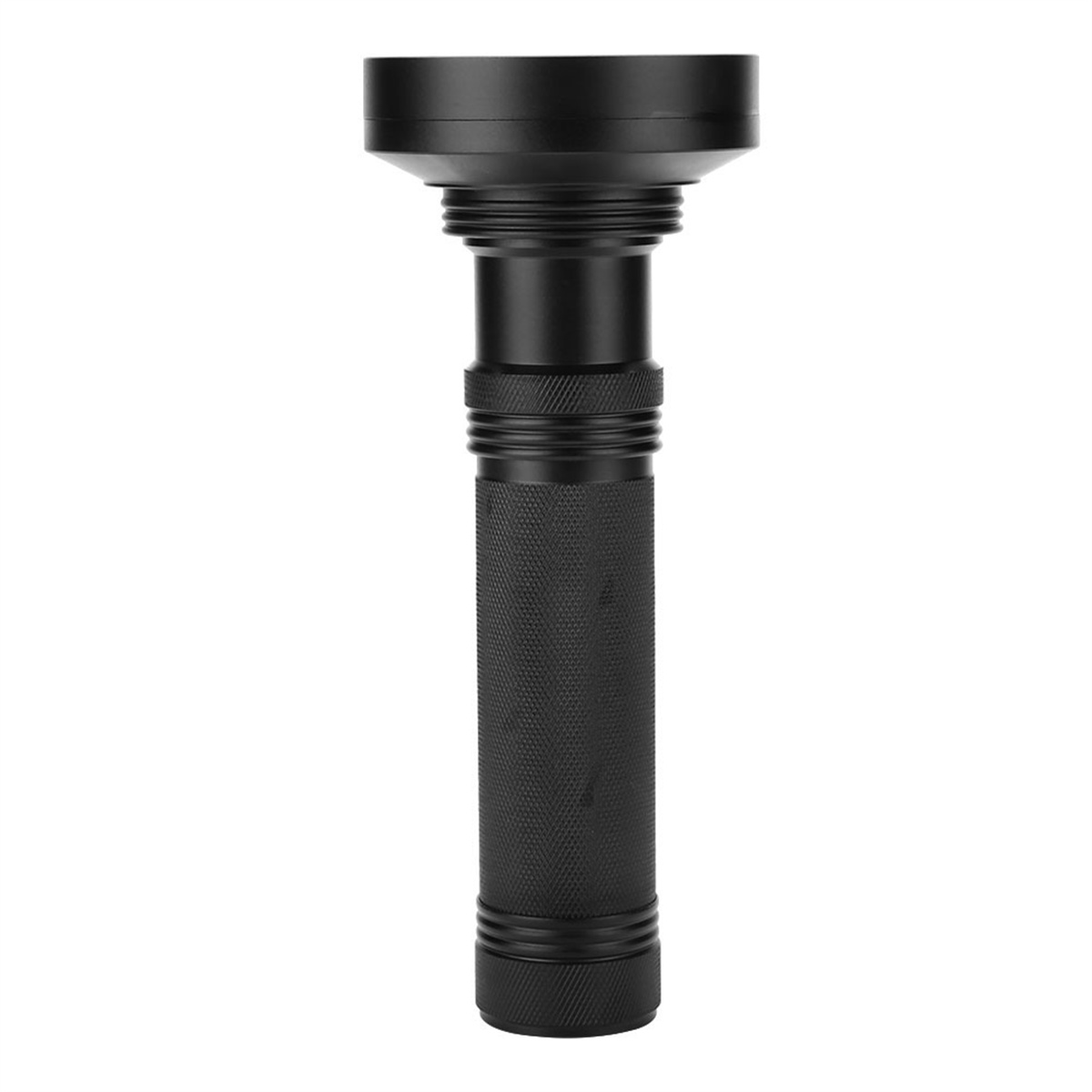Eine schwarze Taschenlampe steht aufrecht. Sie hat einen strukturierten Griff und einen breiten Kopf.